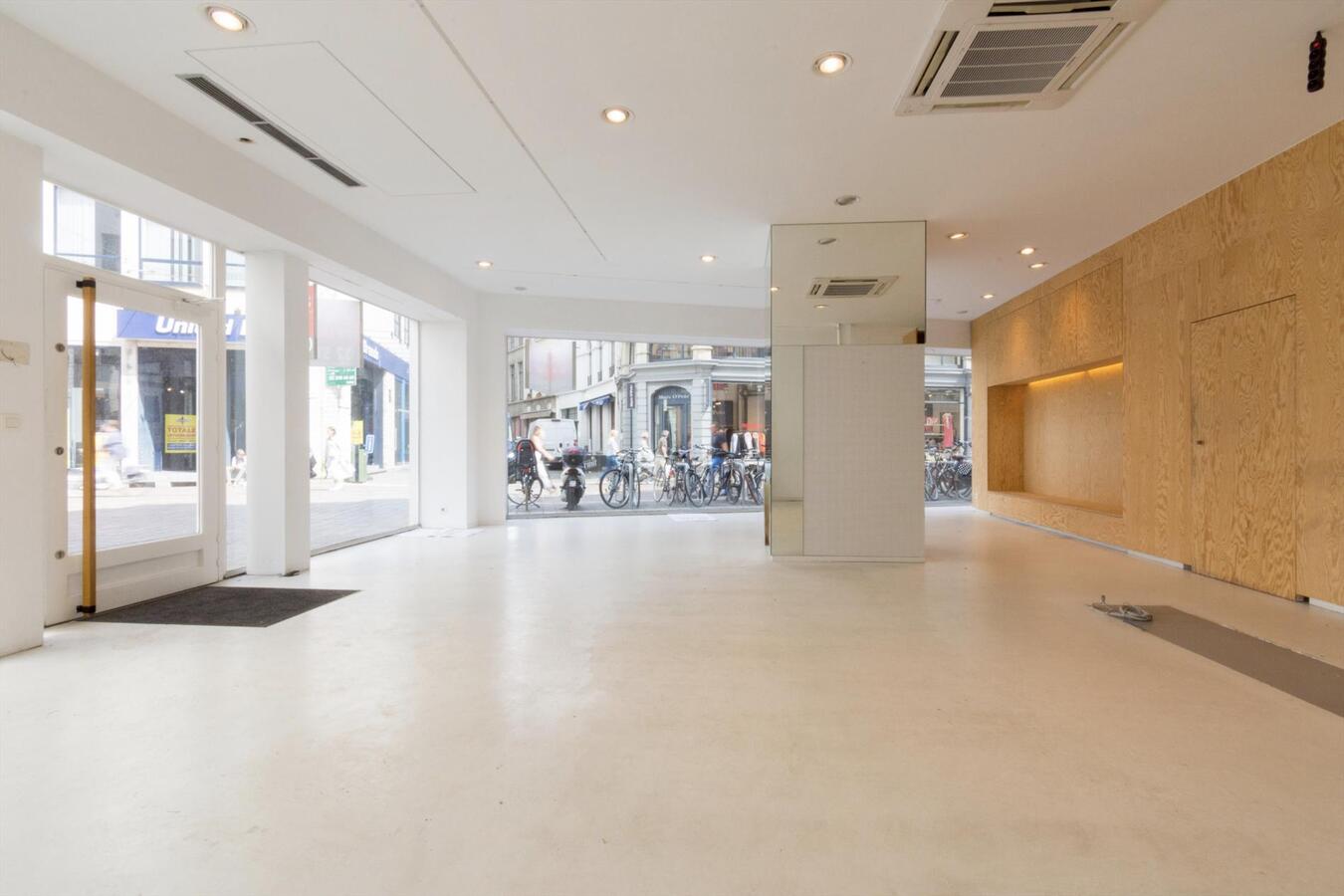 Lichtrijke winkelruimte in de kuip van Gent 