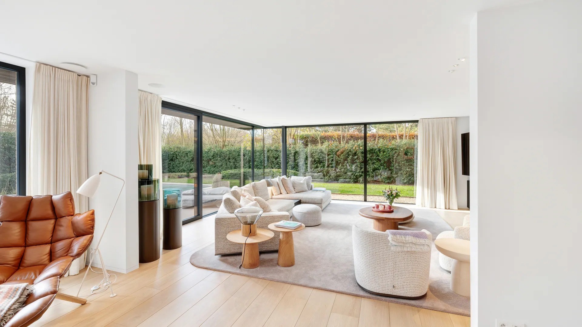 Prachtig vernieuwde koppelvilla rustig gelegen tussen Knokke centrum en Het Zoute met een perfecte Zuid-West oriëntatie. 