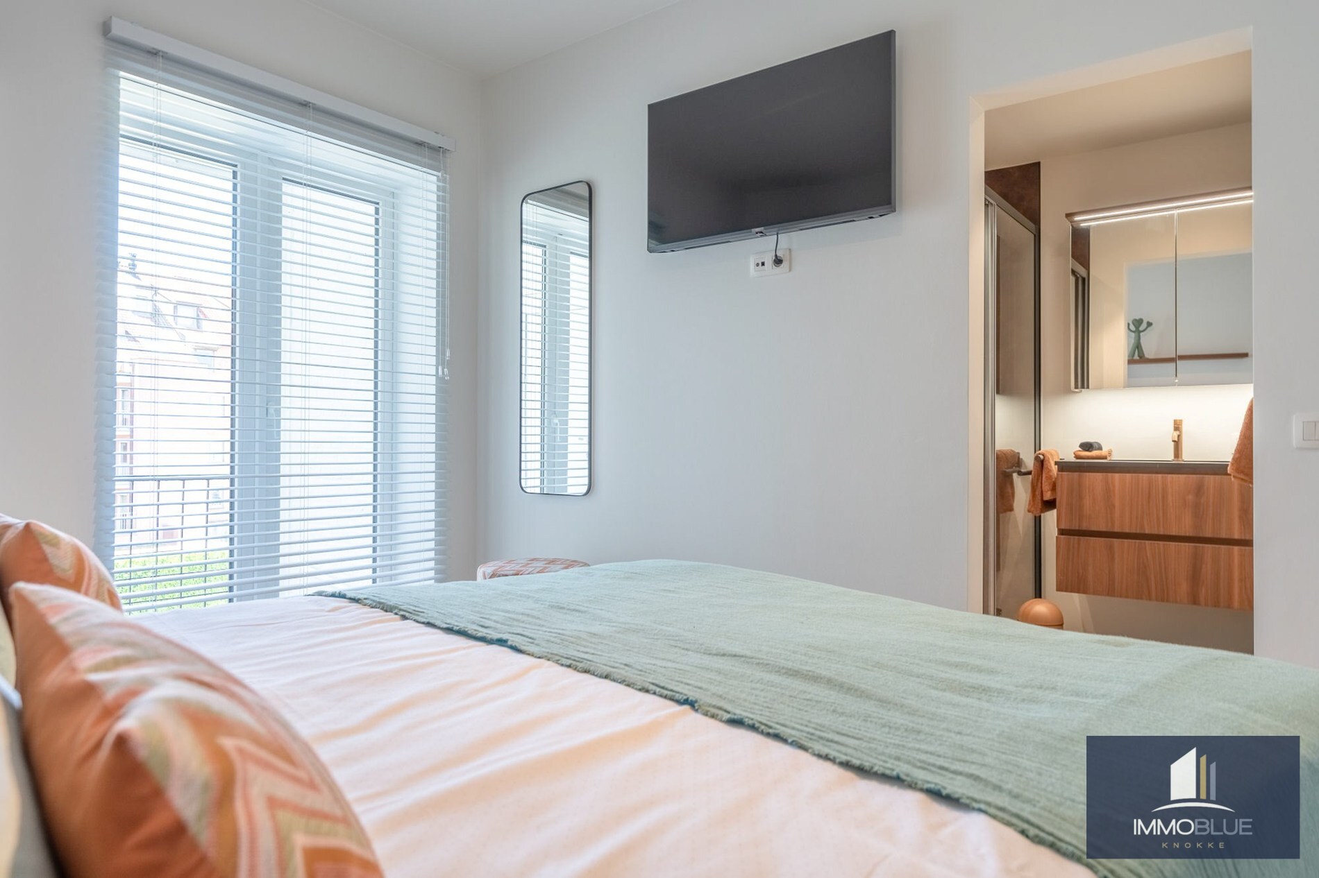 Situé dans un endroit calme, cet appartement entièrement rénové offre une vue dégagée sur les villas. 