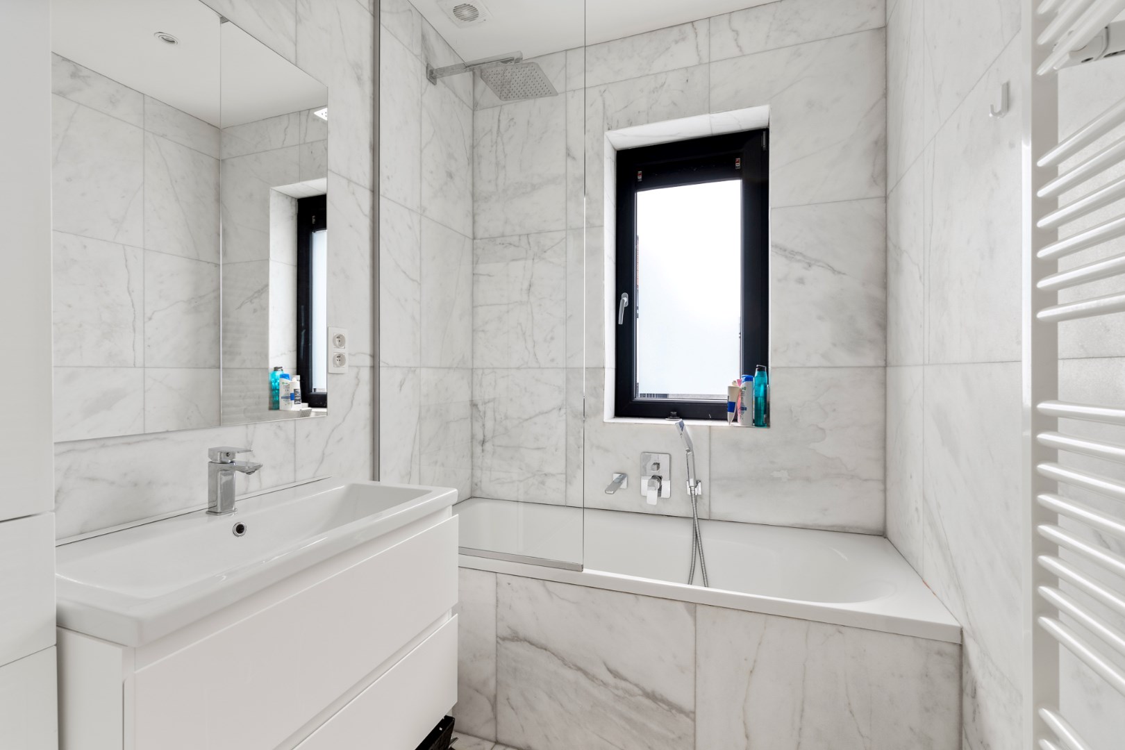 Magnifique appartement de 2 chambres avec terrasse ensoleillée, à proximité du centre. 