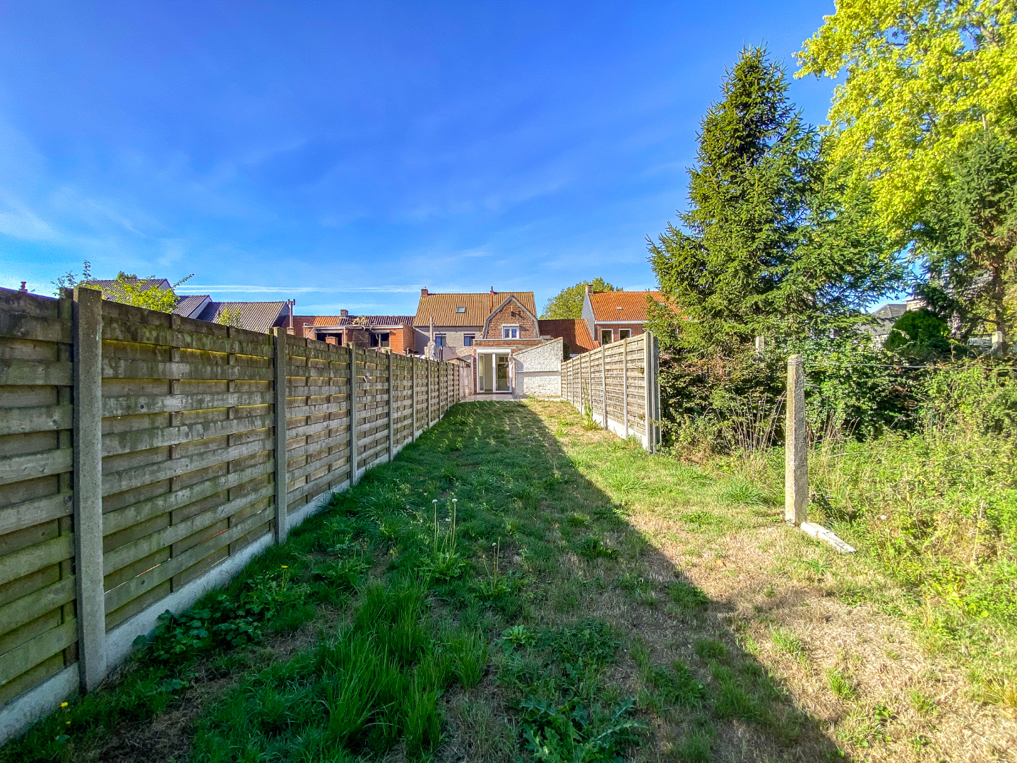 Instapklare rijwoning op 302m² te Roesbrugge. 