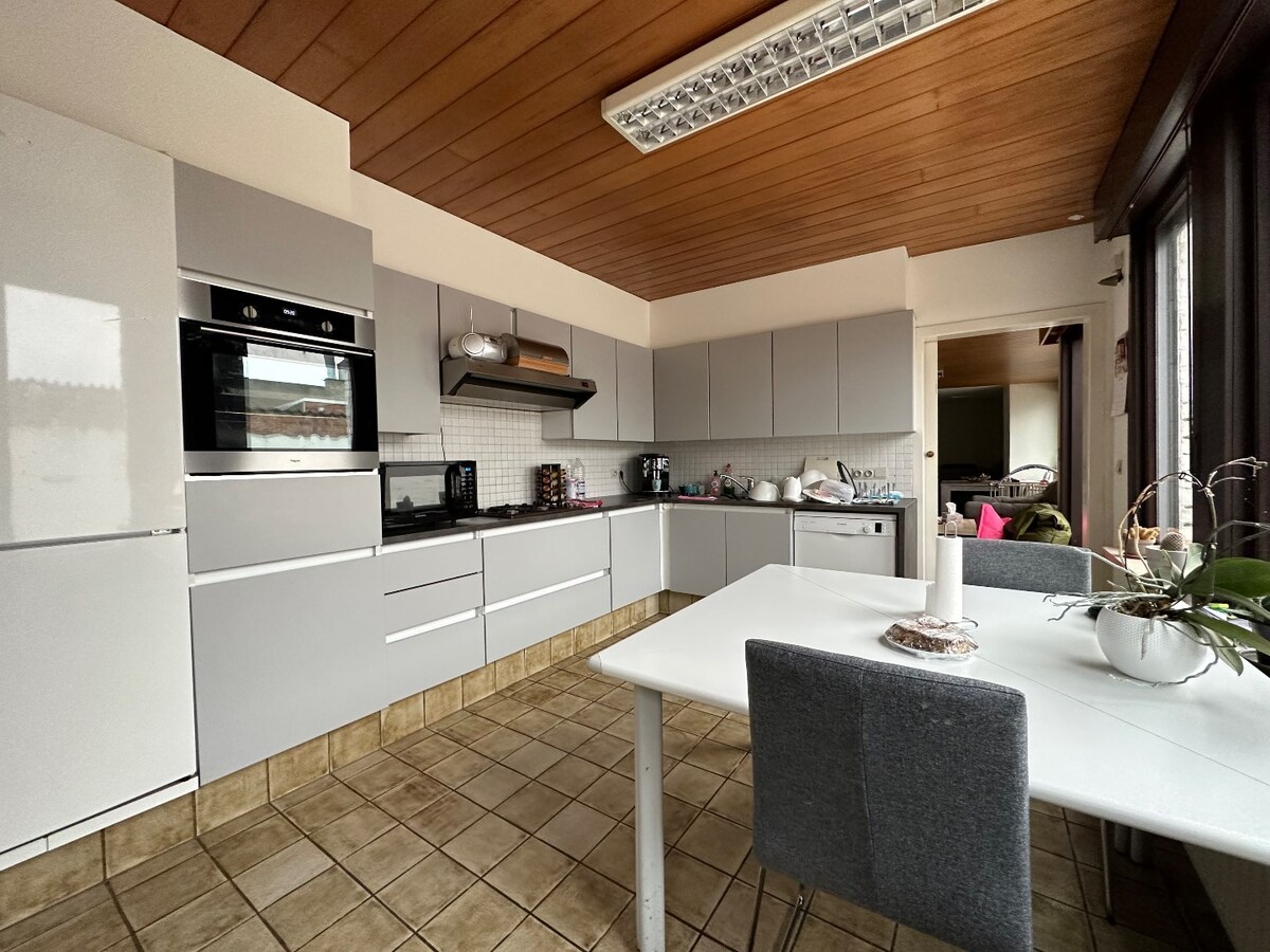 Ruime woning met 5 slaapkamers te Zwevezele 