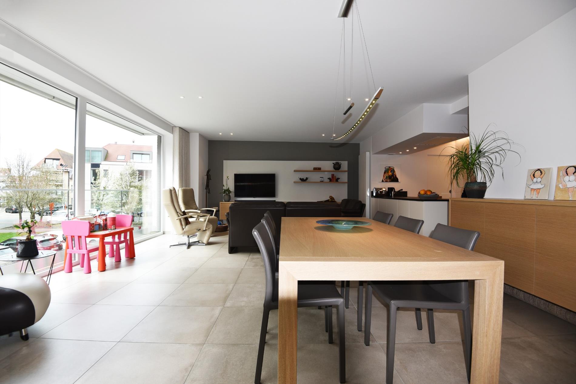 Recent en stijlvol app. met 2 slpks, kelders &amp; terras te Heist 