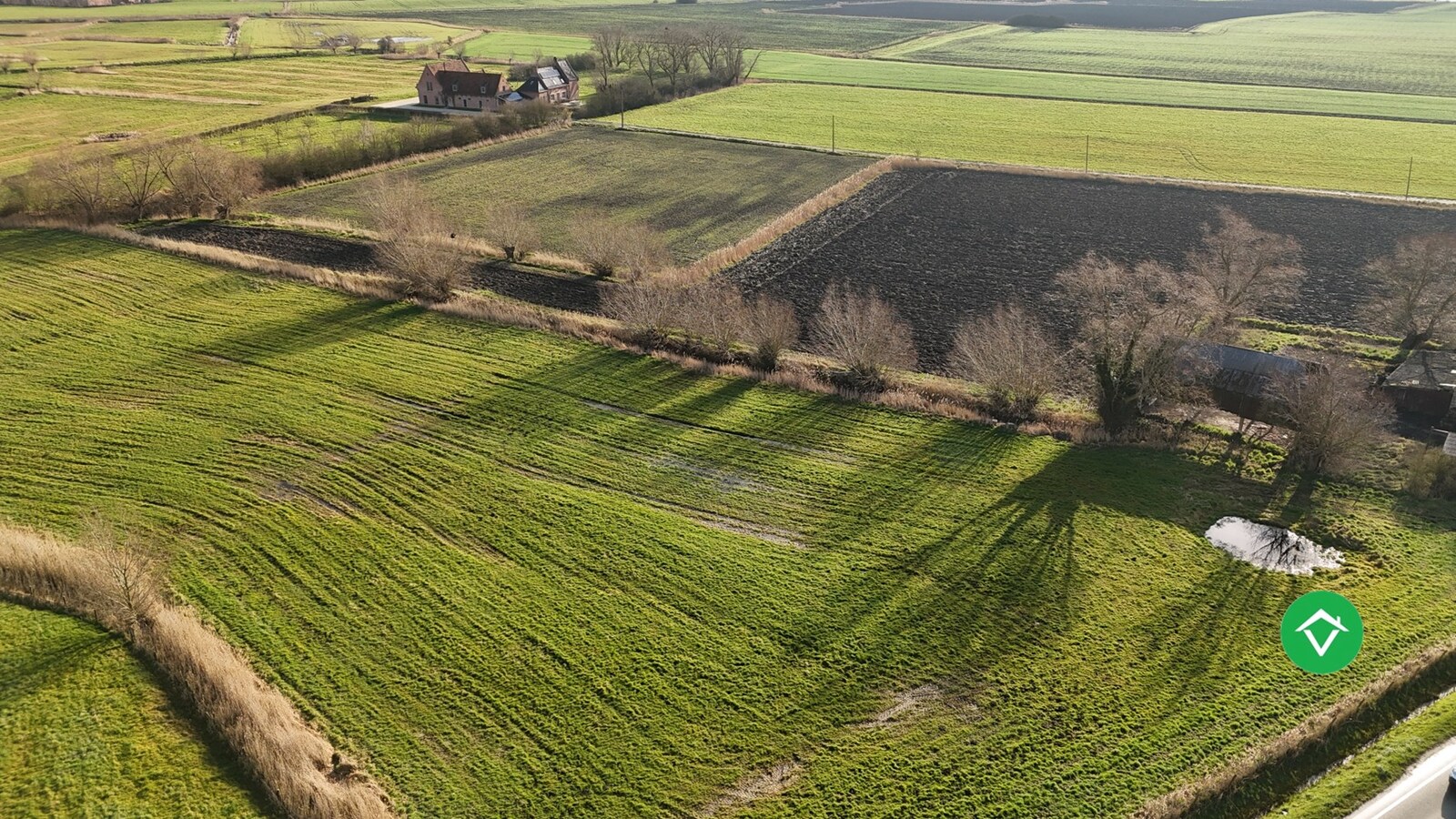 Te herbouwen of te slopen hoeve op ruim perceel in landelijke omgeving 