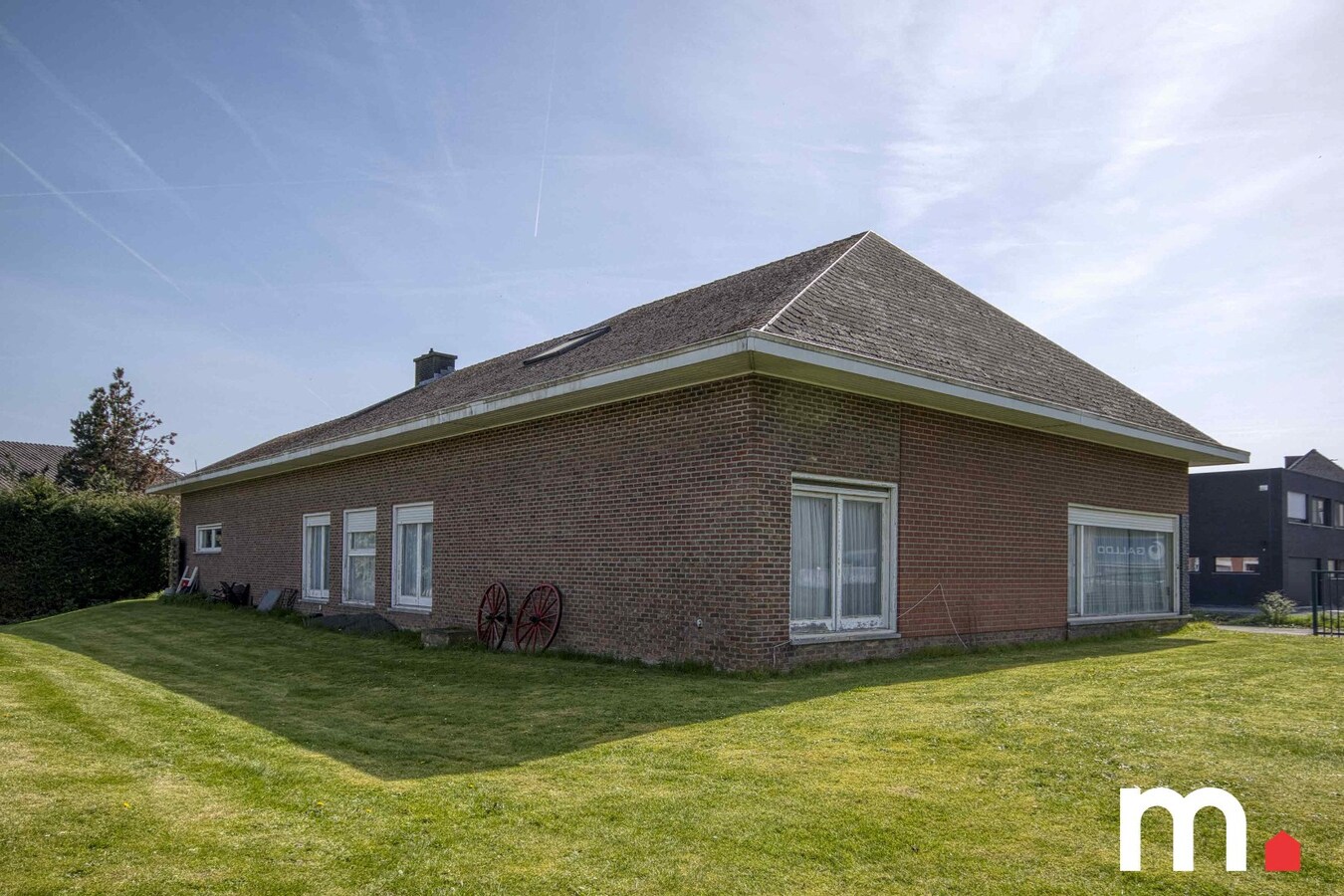 Unieke Gelijkvloerse Villa te Roeselare op 1620m² met 242m² bewoonbare oppervlakte! 
