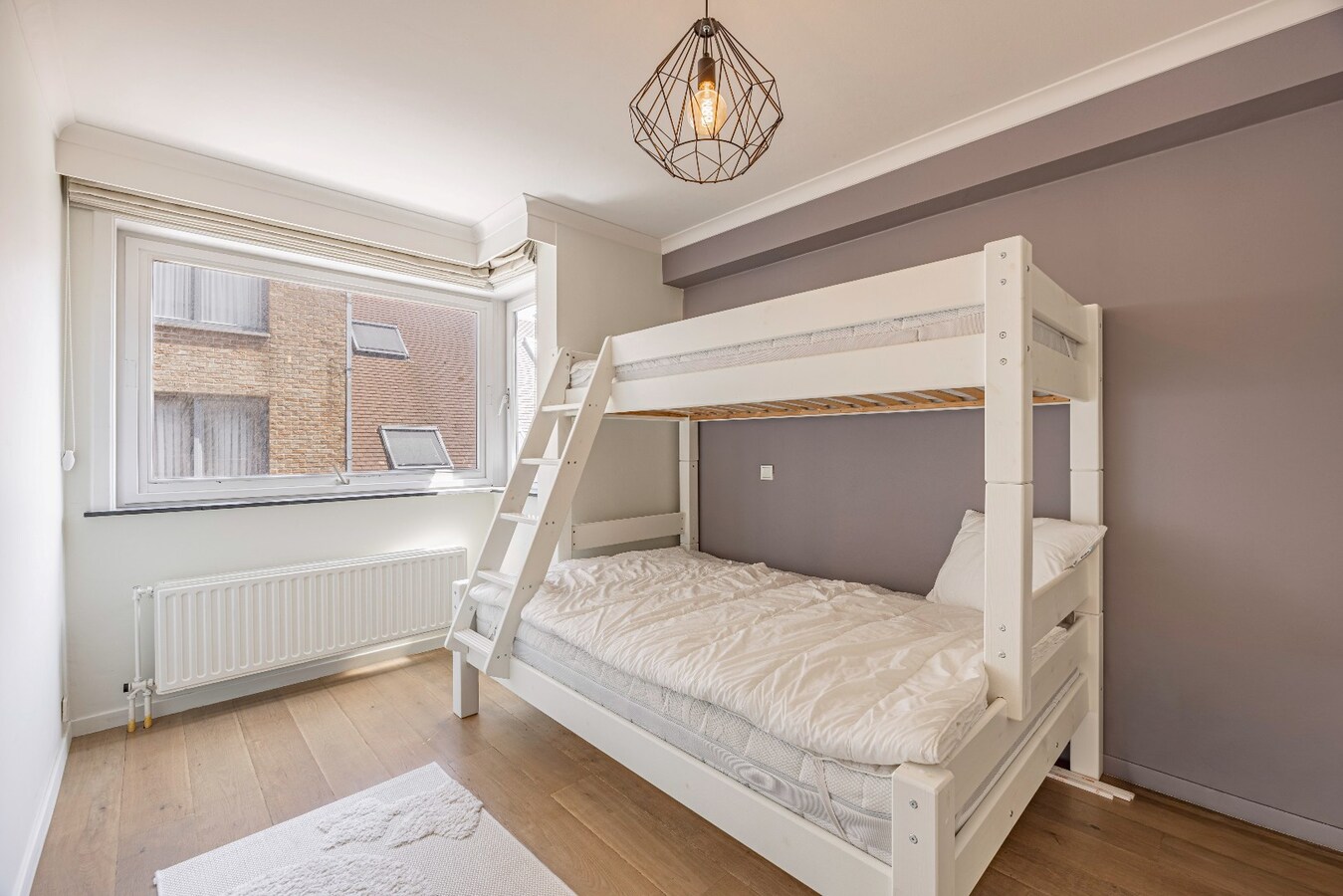 Instapklaar hoekappartement met 2 slaapkamers en open uitzicht nabij de zeedijk in Heist. 