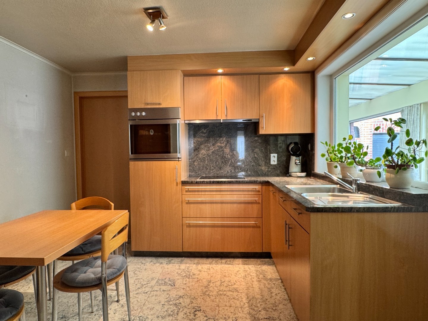 Woning met veel potentieel, 4 slaapkamers en garage te Zulte. 