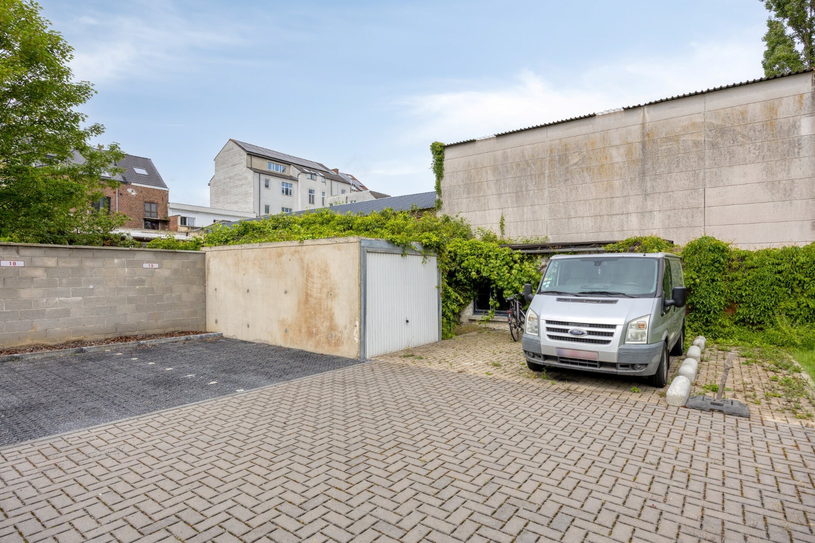 Ruime stadswoning met achteruitgang via Janseniusstraat met 4 slaapkamers, garage en tuin te Leuven- EPC 239kwh/m2 