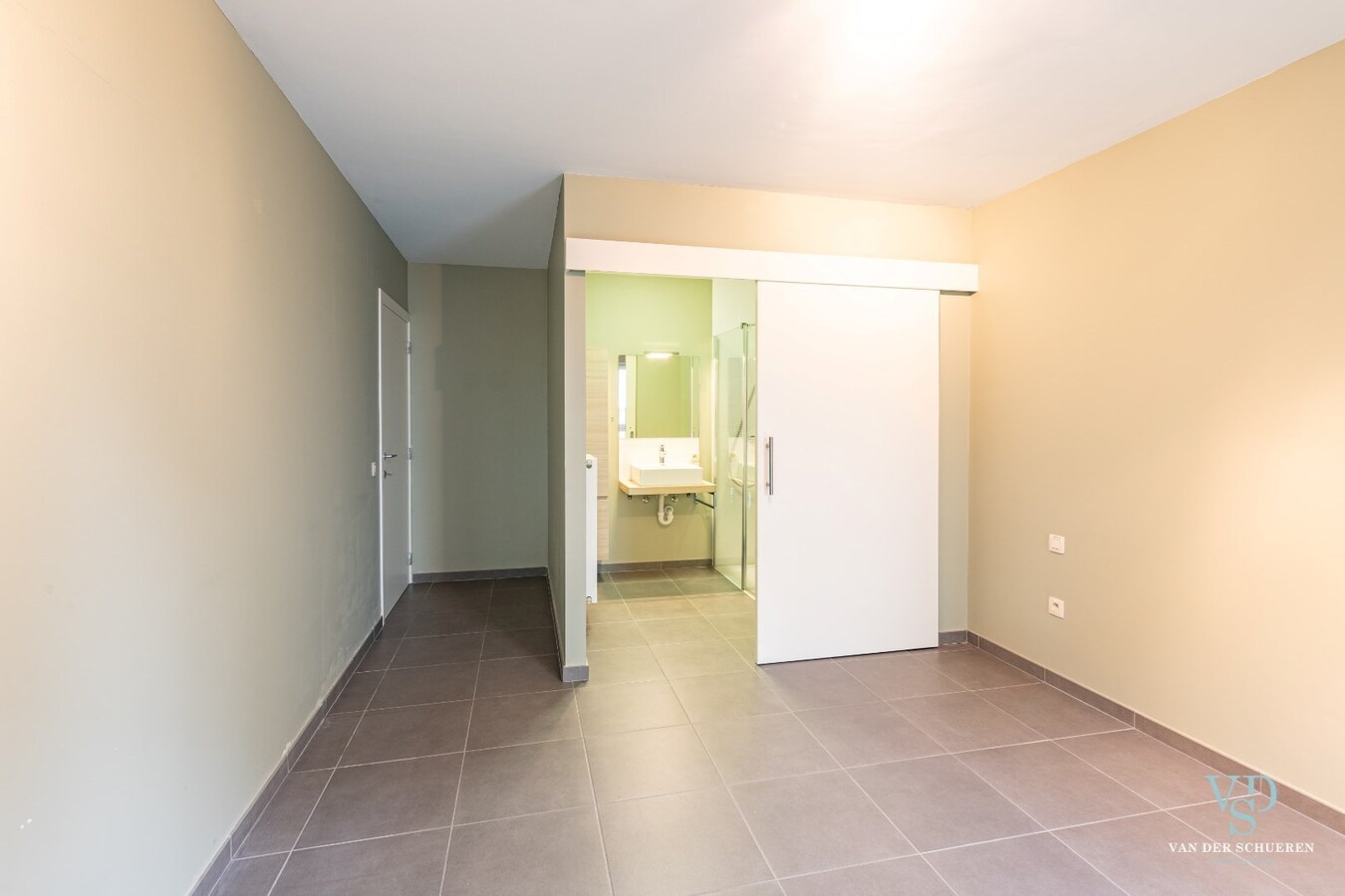 Ruime,  recente assistentie-flat. 