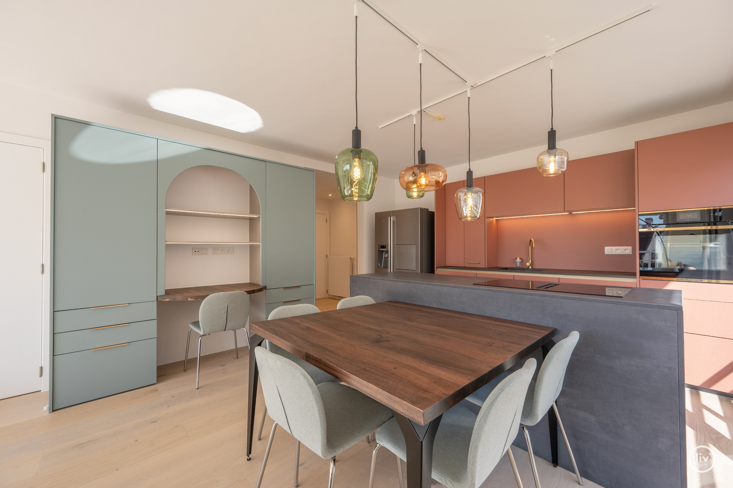 Zuidgericht hoekappartement met open zichten, gelegen in een charmante villaresidentie op wandelafstand van de Zeedijk van Duinbergen. 