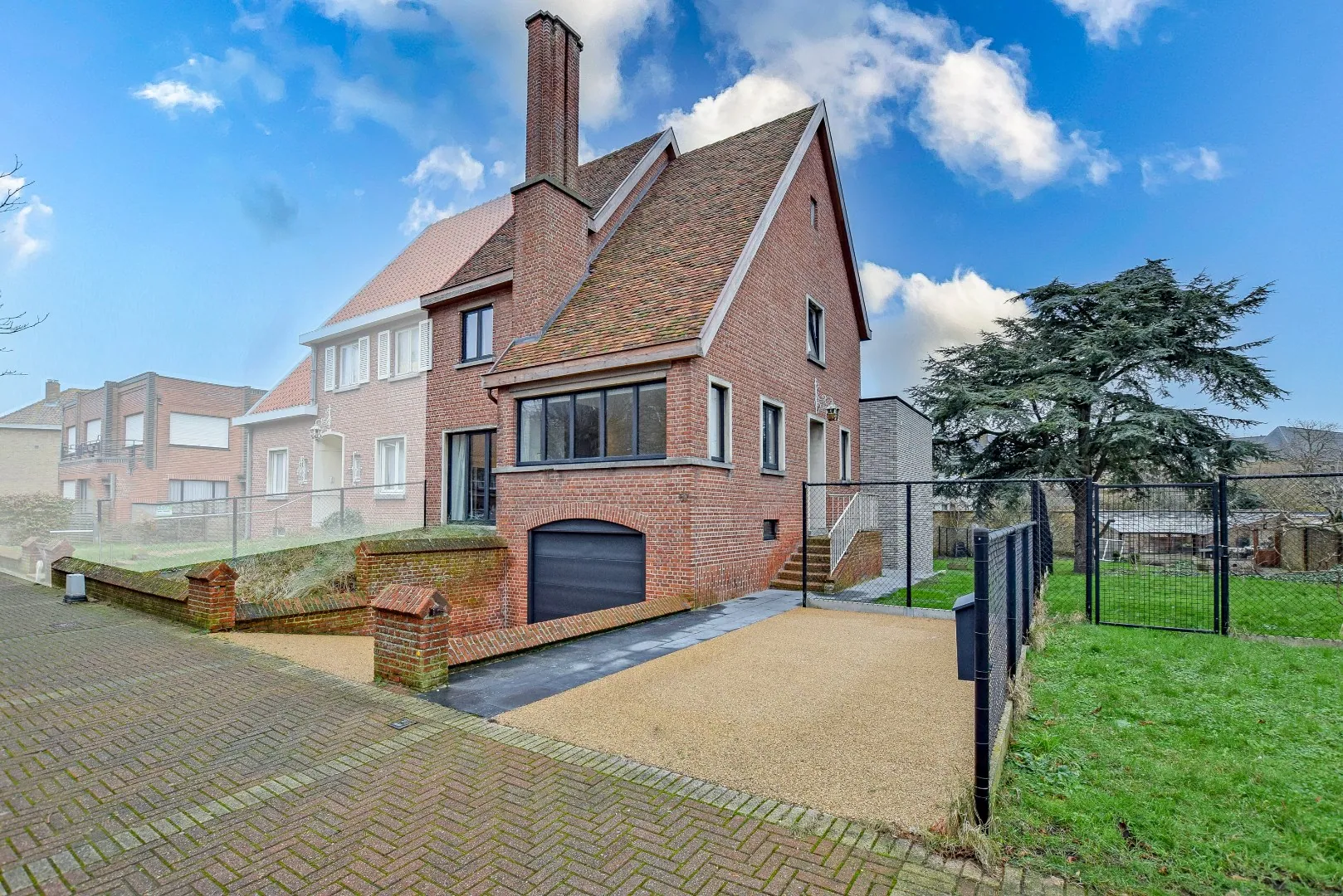 Prachtig gerenoveerde (2014) halfopen bebouwing op 419 m² te Nieuwpoort-Stad. 