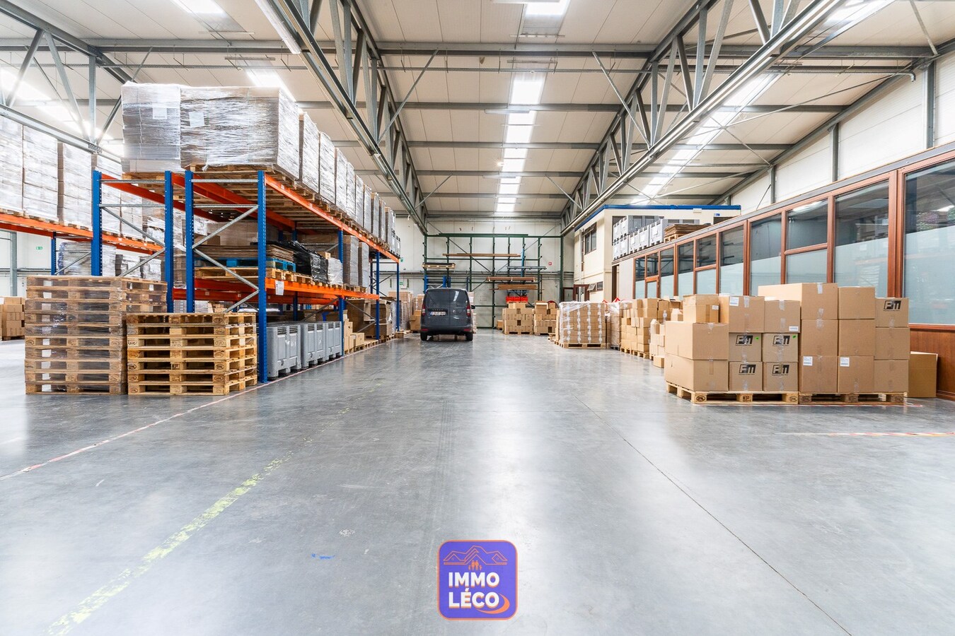 Bâtiment industriel de +/- 2000m² avec bureaux et parking, dans le zoning industriel ! 
