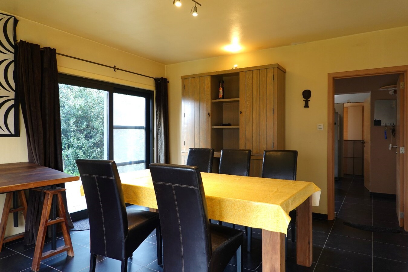 Ruime gerenoveerde alleenstaande woning met tuin, garage en 3 slaapkamers in Zerkegem 