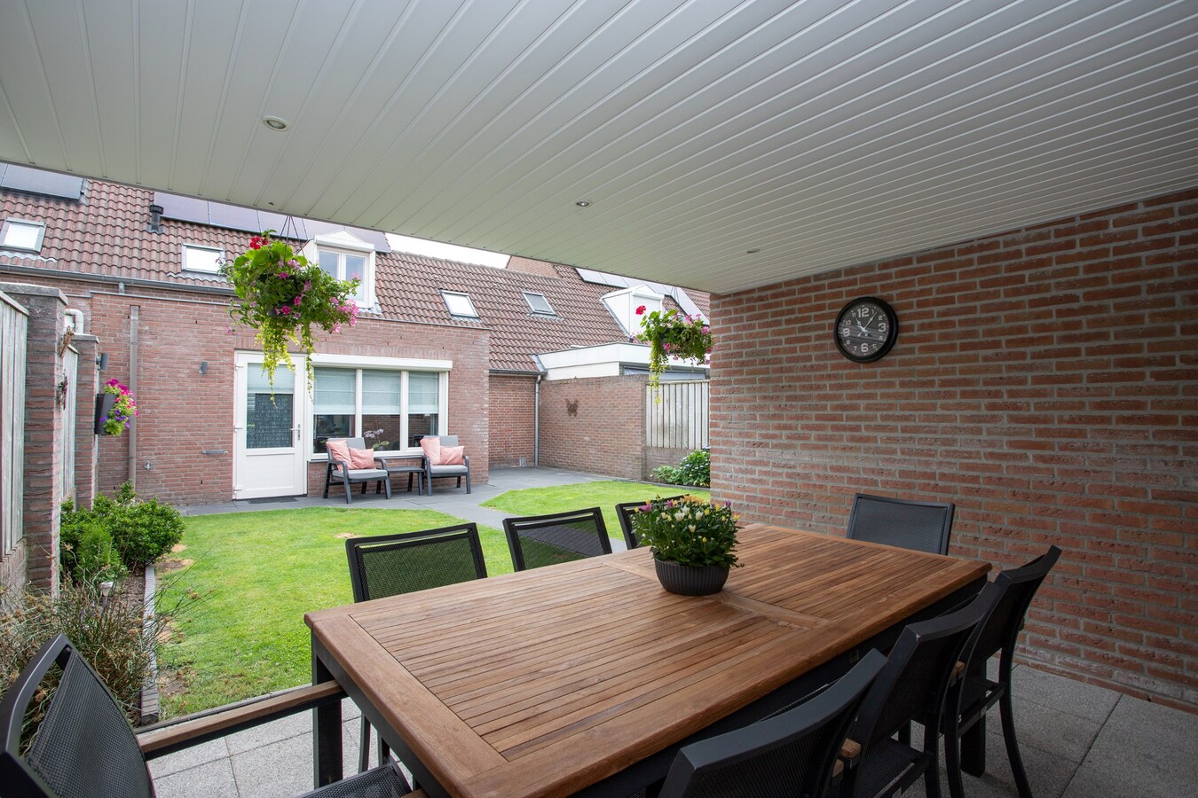 Royale gemoderniseerde gezinswoning met grote woonkamer, open keuken en vijf slaapkamers in hartje Middelbeers 