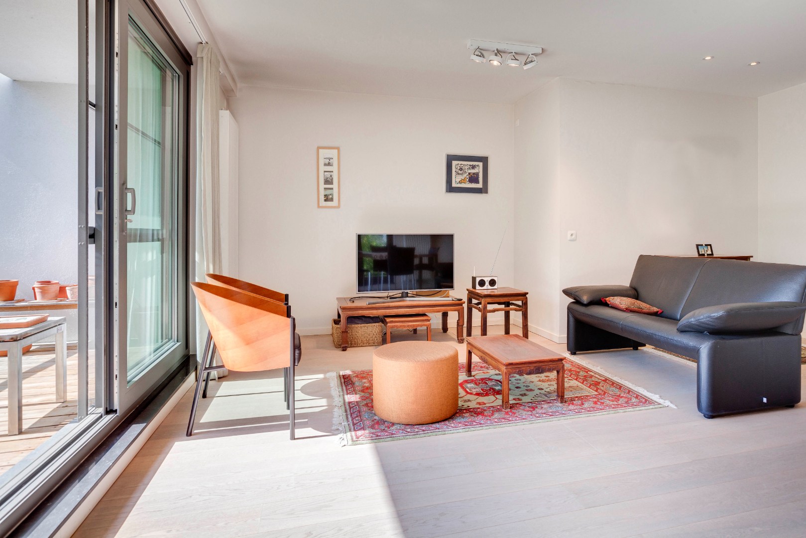 Instapklaar modern appartement  met terras en ondergrondse staanplaats 