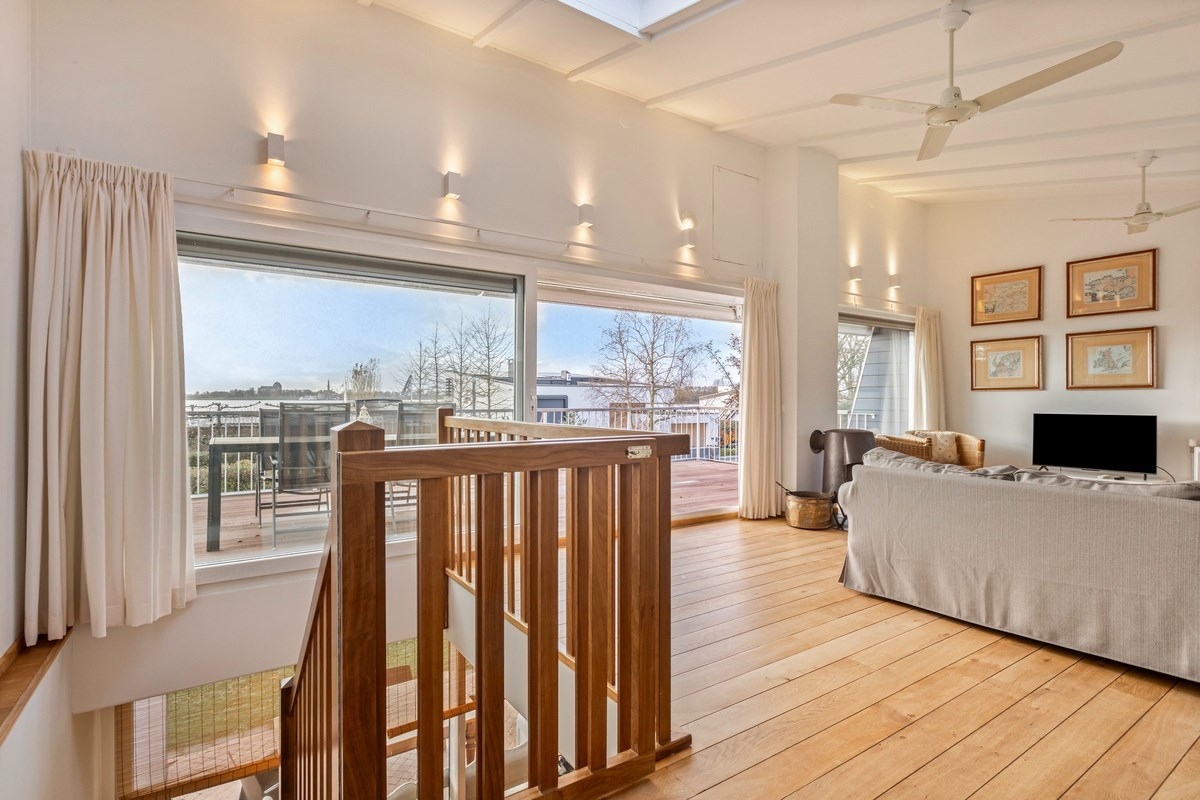 T.A. Makelaardij biedt aan: moderne architectonische vrijstaande villa met extra brede vrijstaande garage en royale private tuin rondom. 