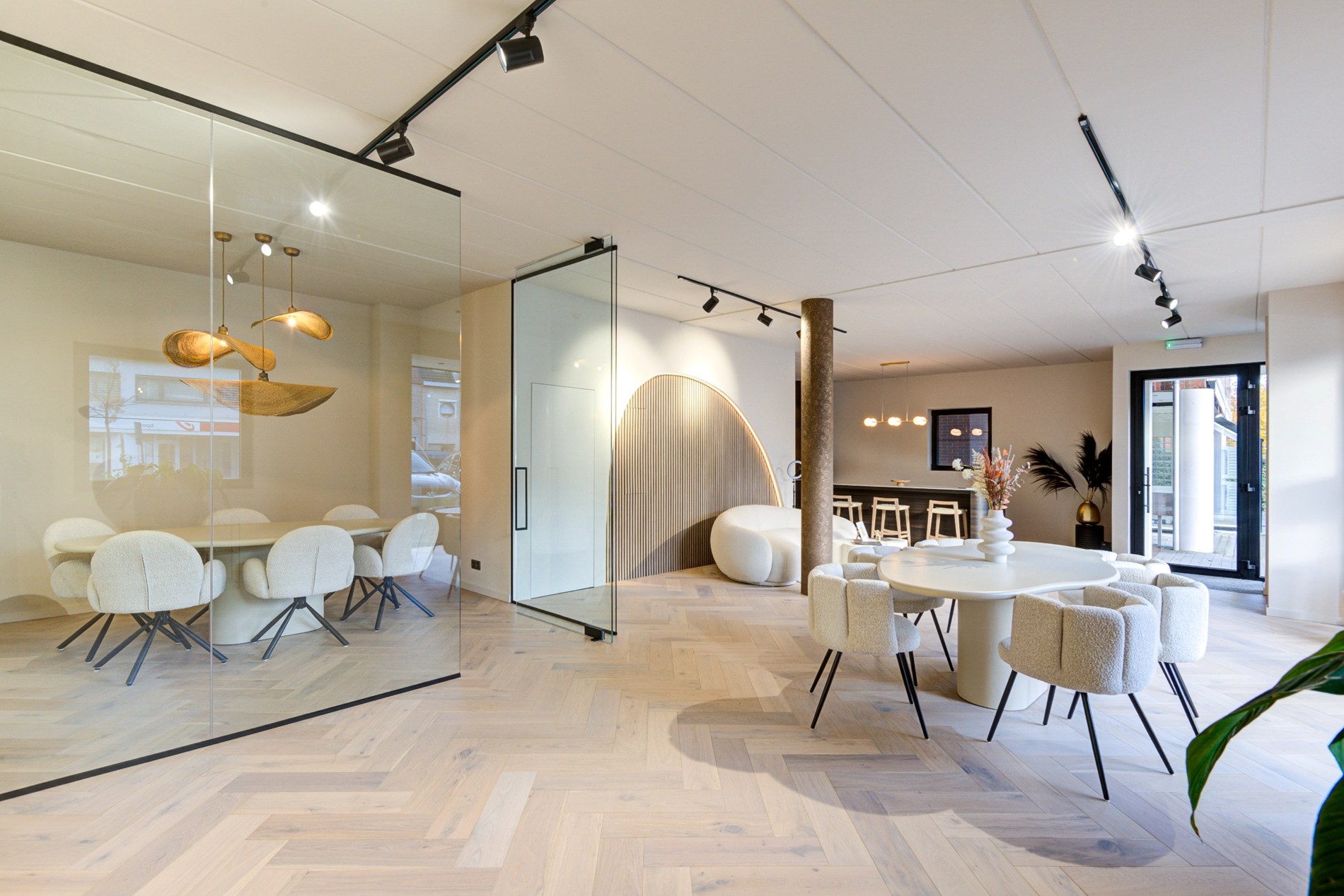 High-End Kantoor/ commerciële ruimte/ praktijk met luxe afwerking en 5 parkeerplaatsen. 