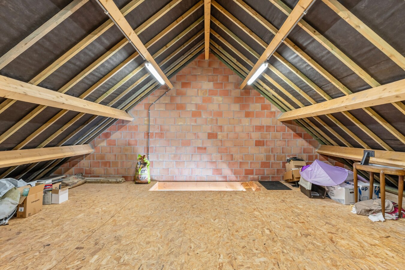 Unieke, hoogwaardig afgewerkte stadswoning op een ruim perceel mét ruime garage bereikbaar langs de achterzijde! 