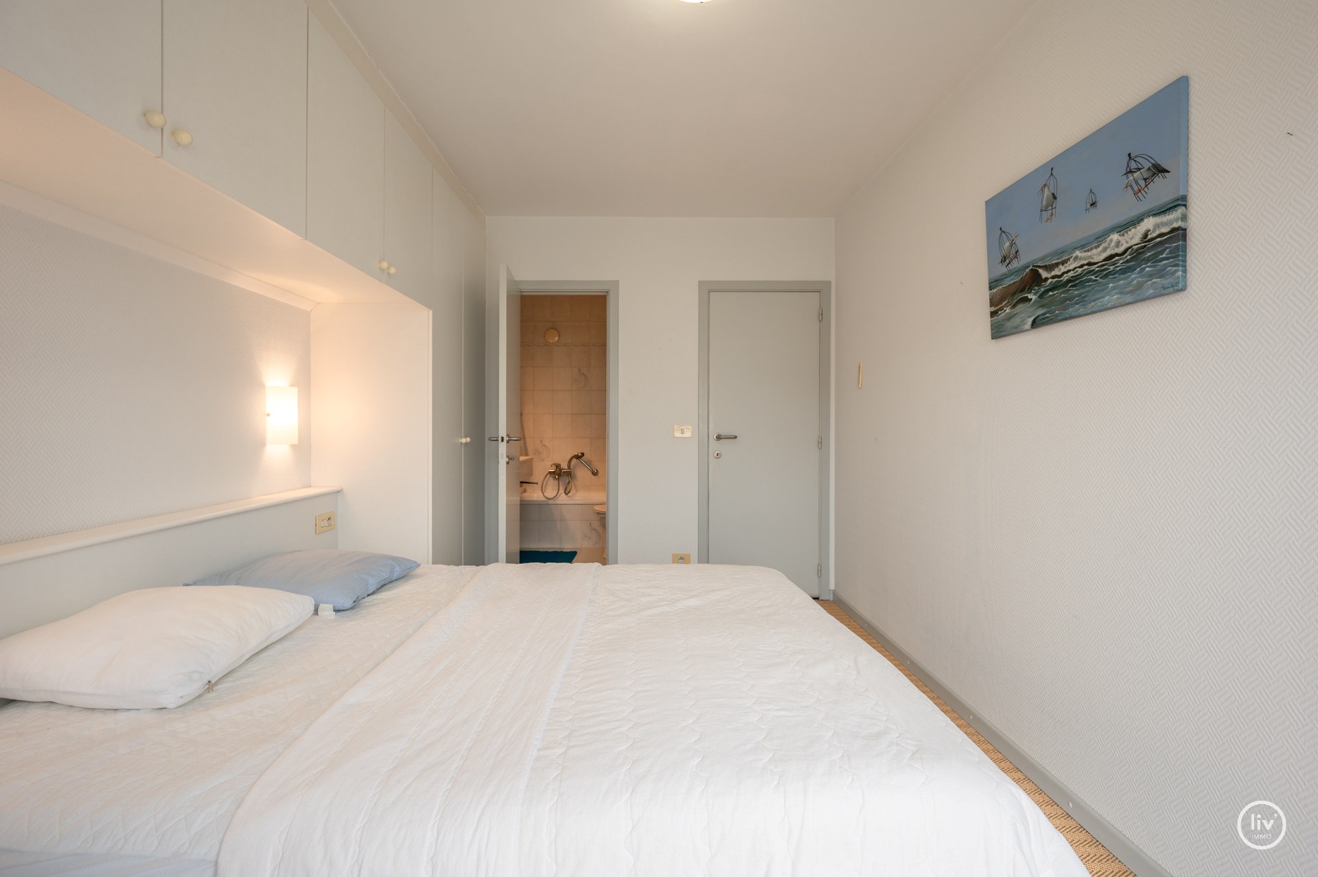 Aangenaam ruim 2 slaapkamerappartement met garage in het gebouw te Lippenslaan gelegen. 