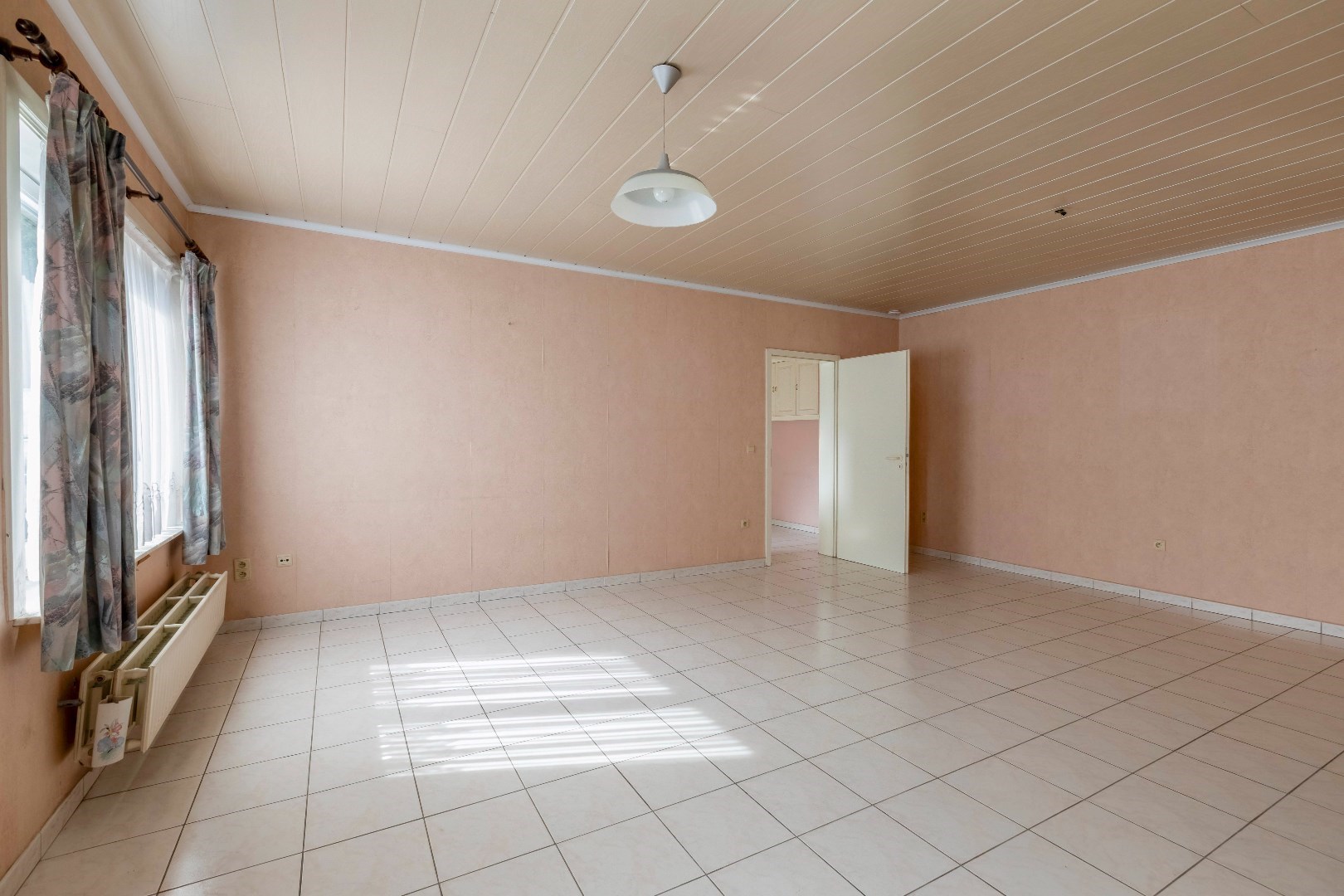 VERKOCHT ! Opbrengsteigendom met 2 appartementen en 2 garages 