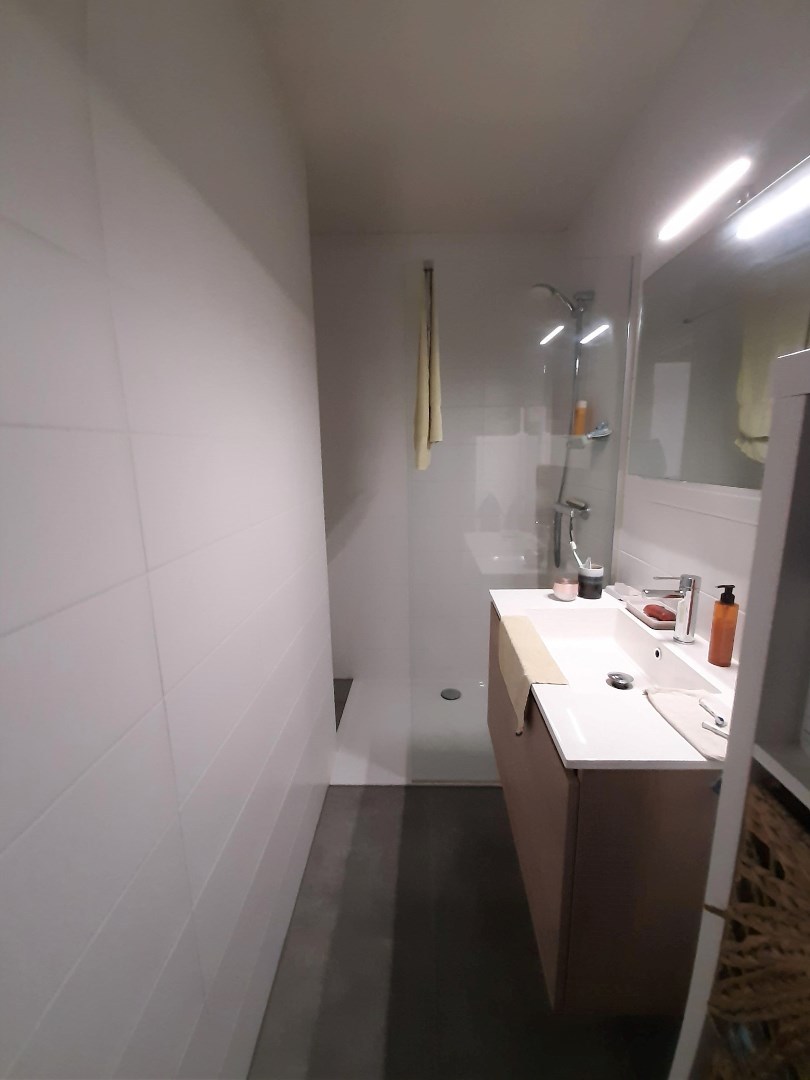 Recent appartement, gelegen op de eerste verdieping, met 2 slaapkamers 