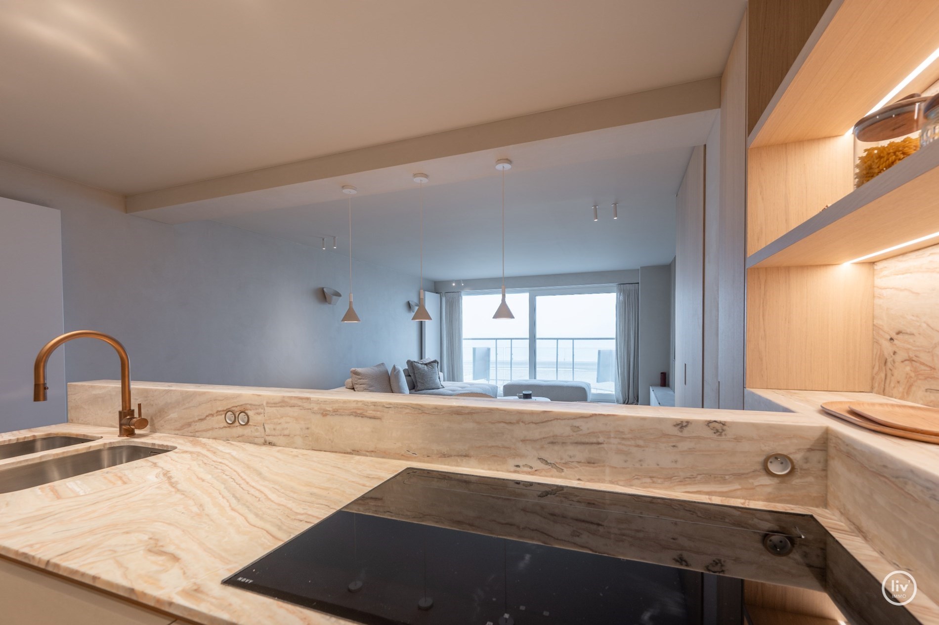 Appartement magnifiquement rénové avec vue frontale sur la mer situé sur la place de la tour de lumière à Knokke. 