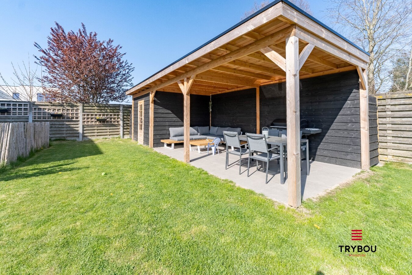 Instapklare gezinswoning met garage en prachtige tuin in rustige straat 