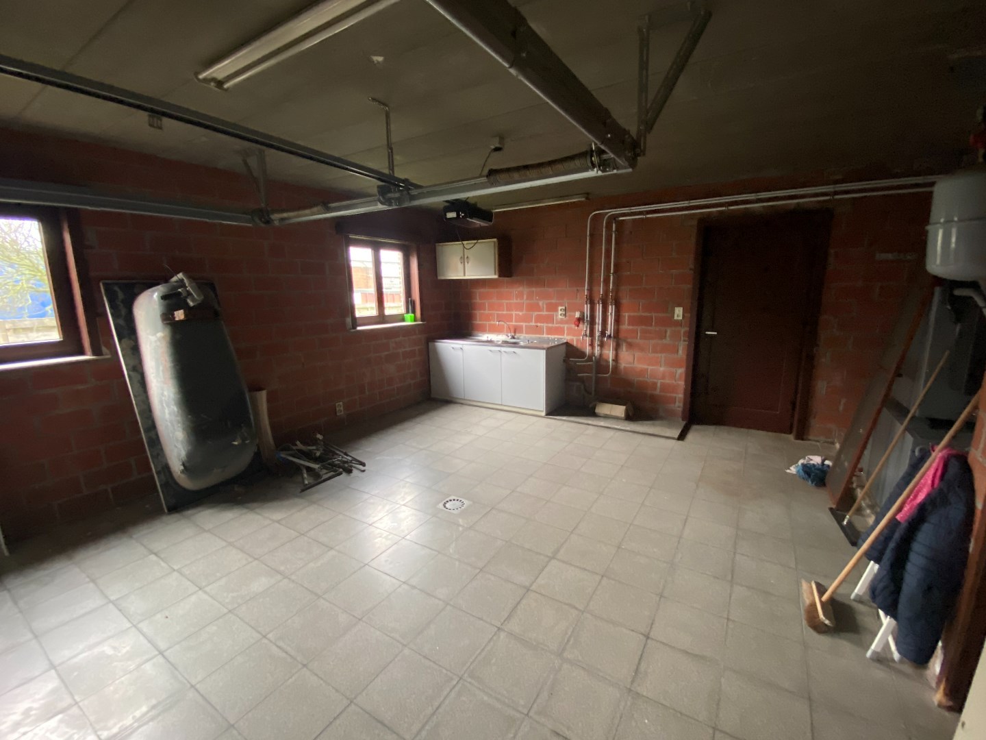 Ruime woning met drie slaapkamers en tuin. 