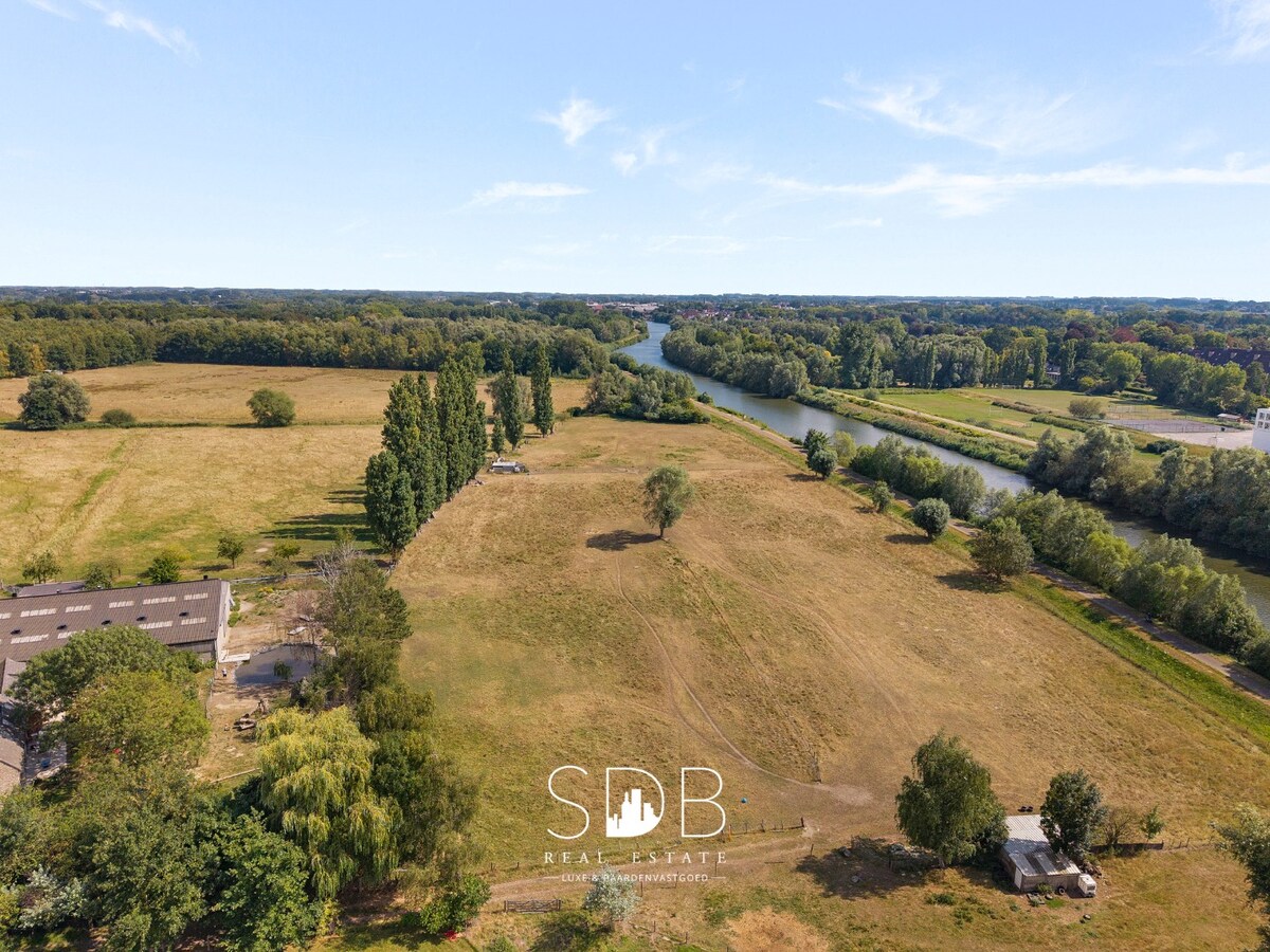 Hedendaagse villa met gezinstuin en graslanden op 7.496m² 