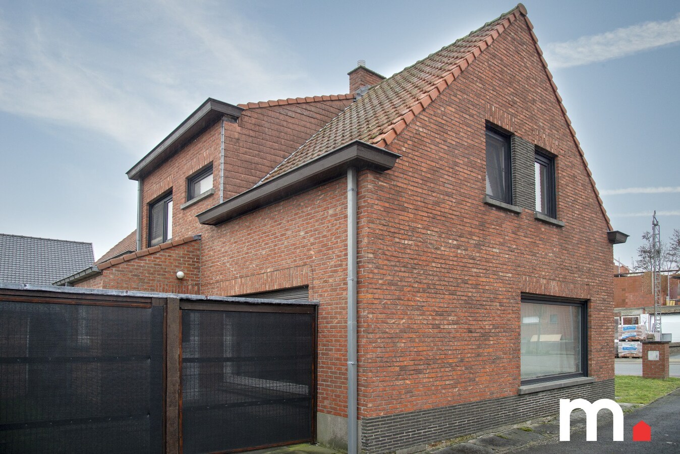 Halfopen bebouwing op 695 m2 met grote tuin en atelier te Lendelede ! 