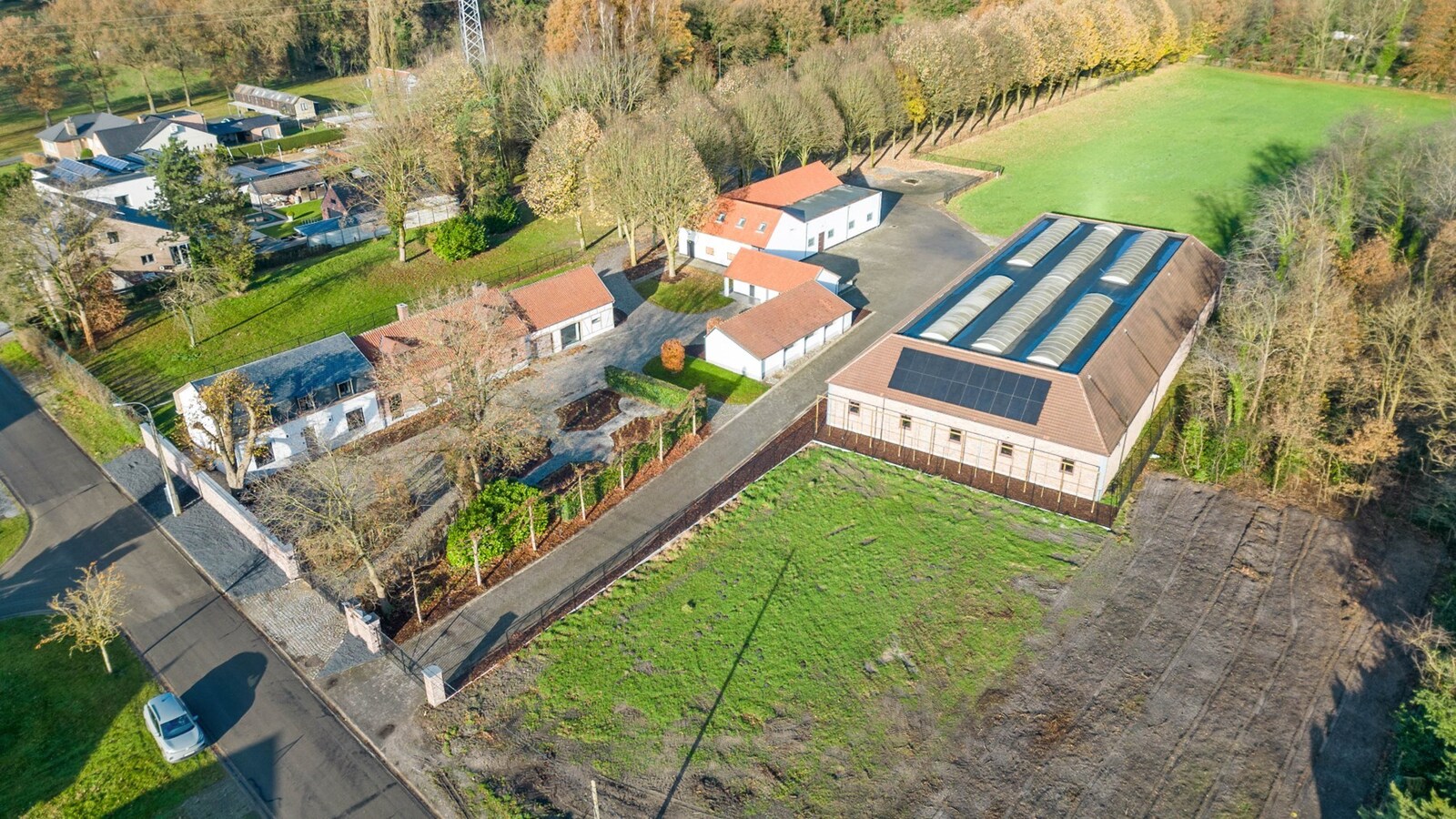 Luxueus landhuis met binnen- en buitenpiste en paardenstallen op een domein van ca. 3 ha te As 
