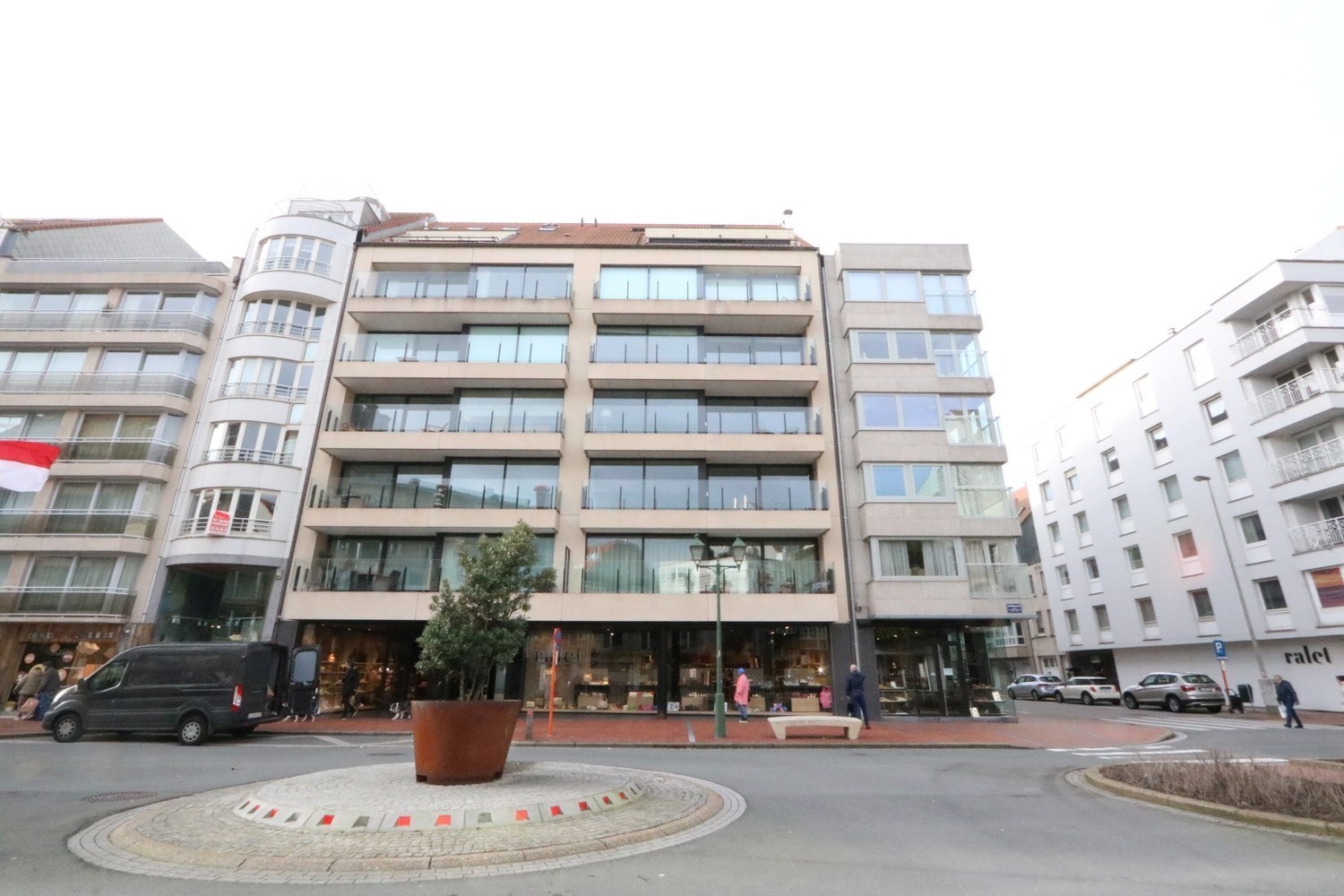 ONGEMEUBELD - Prachtig woonappartement met aangename terrassen en parking in het gebouw. Huur op VENNOOTSCHAP is mogelijk. 