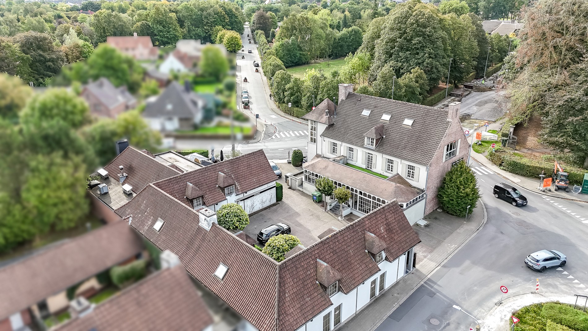 Multifunctionele eigendom met appartementen en handelszaken! 