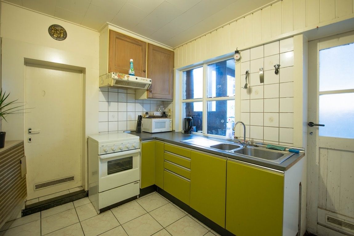 Zeer goed gelegen woning deels te moderniseren. 