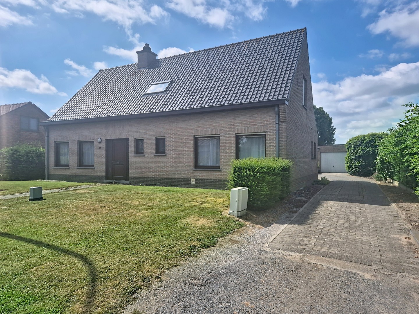 Woning met 4 slpks, tuin en dubbele garage 