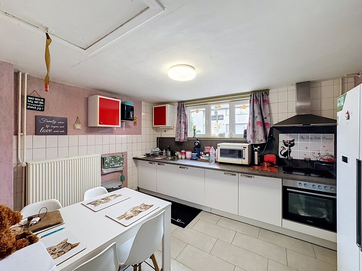 Woning met veel opbergruimte te Zomergem! 