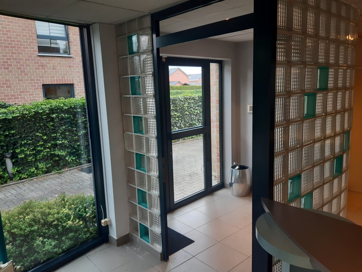 Ruim en instapklaar kantoor met parking; 