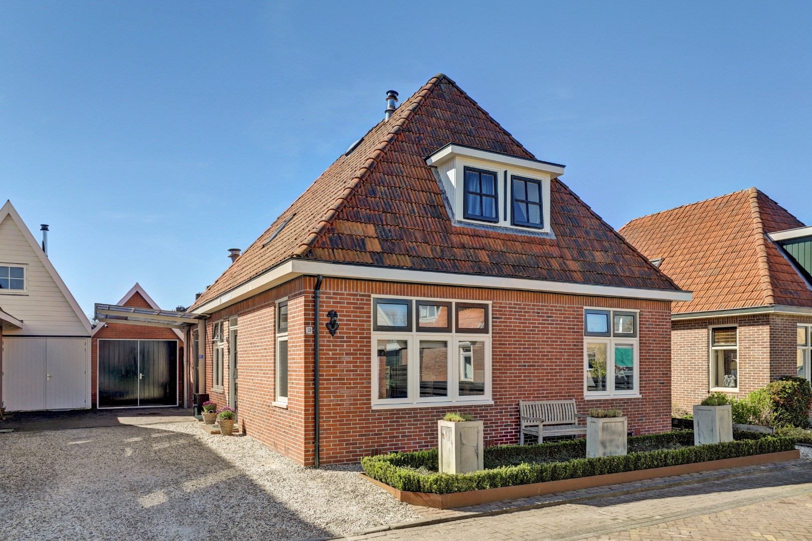 Vrijstaande woning met diepe zonnige tuin, overkapping en royale bijgebouwen 
