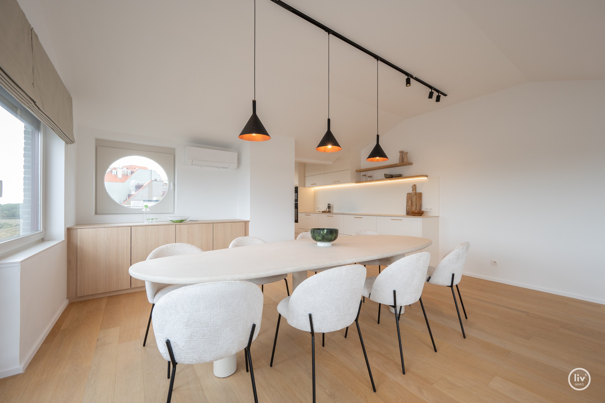 Magnifique appartement en duplex avec une largeur exceptionnelle de façade de 18 mètres et une terrasse généreuse orientée au sud offrant une vue dégagée sur l'arrière-pays de Knokke, à seulement 100 