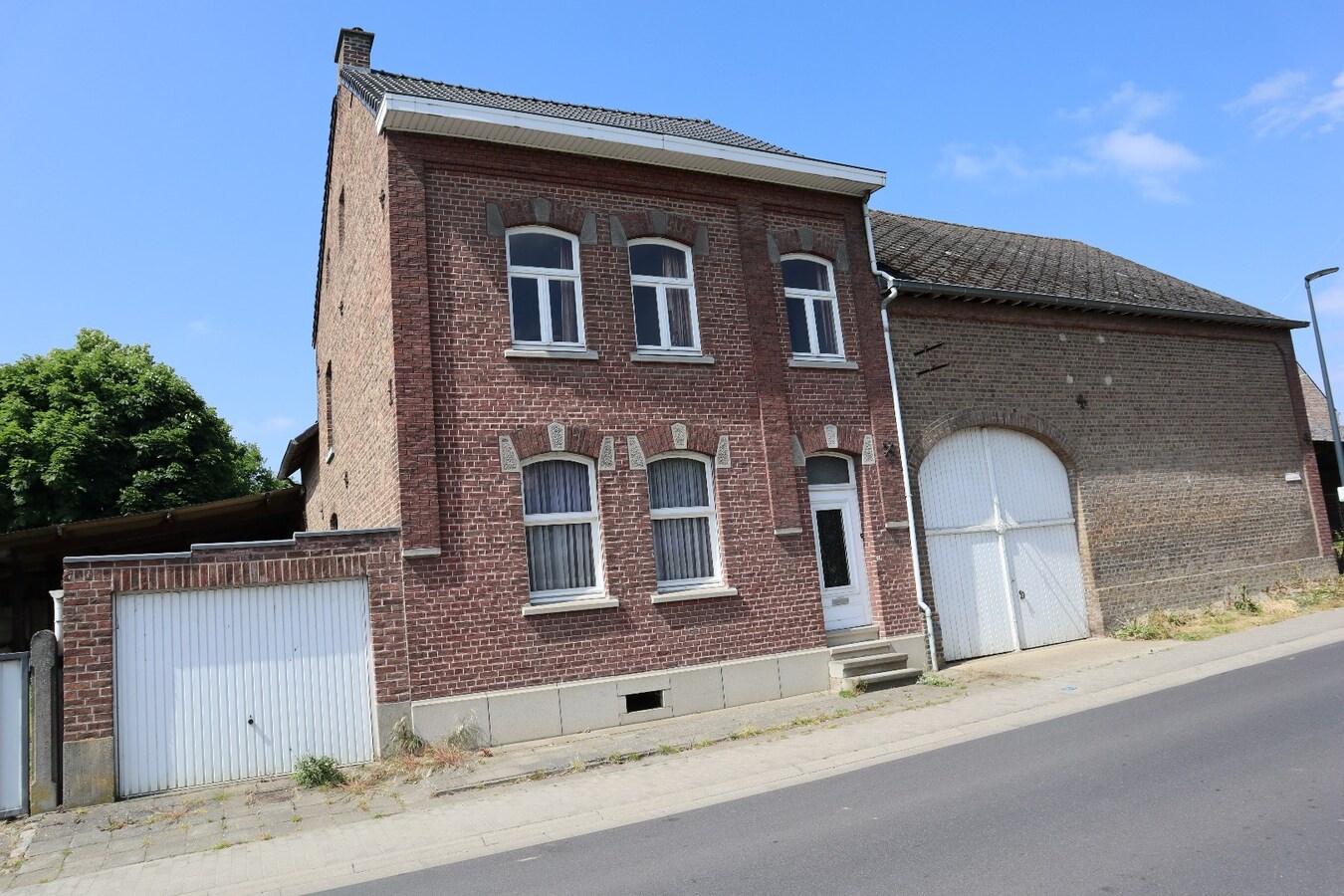 Ruime te renoveren hoeve met schuur en opslagplaatsen + mogelijkheid voor projectgrond 