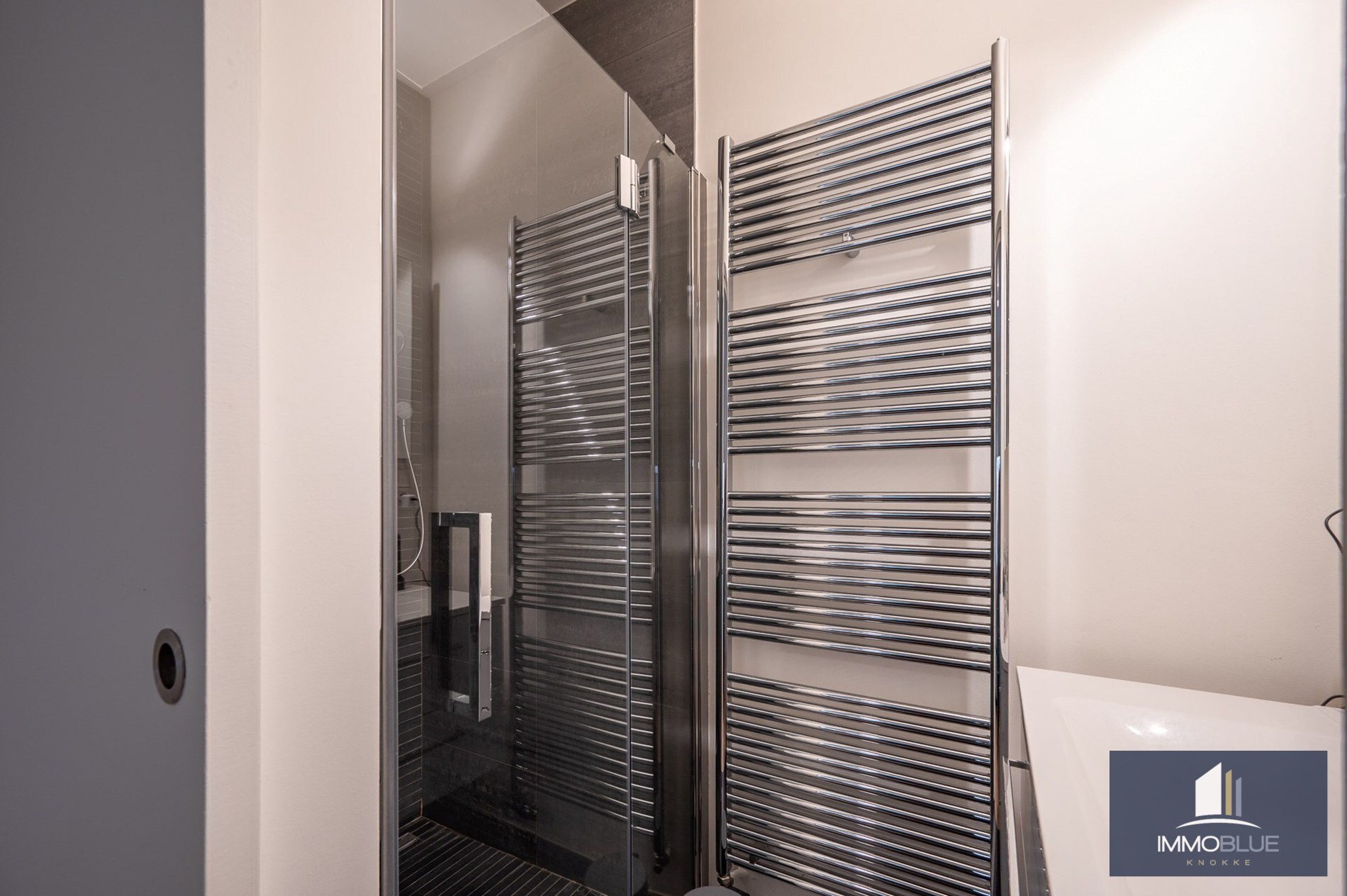 Stijlvol appartement met een gevelbreedte van circa 6 meter genietend van zijdelings zeezicht gelegen aan de Kustlaan. 