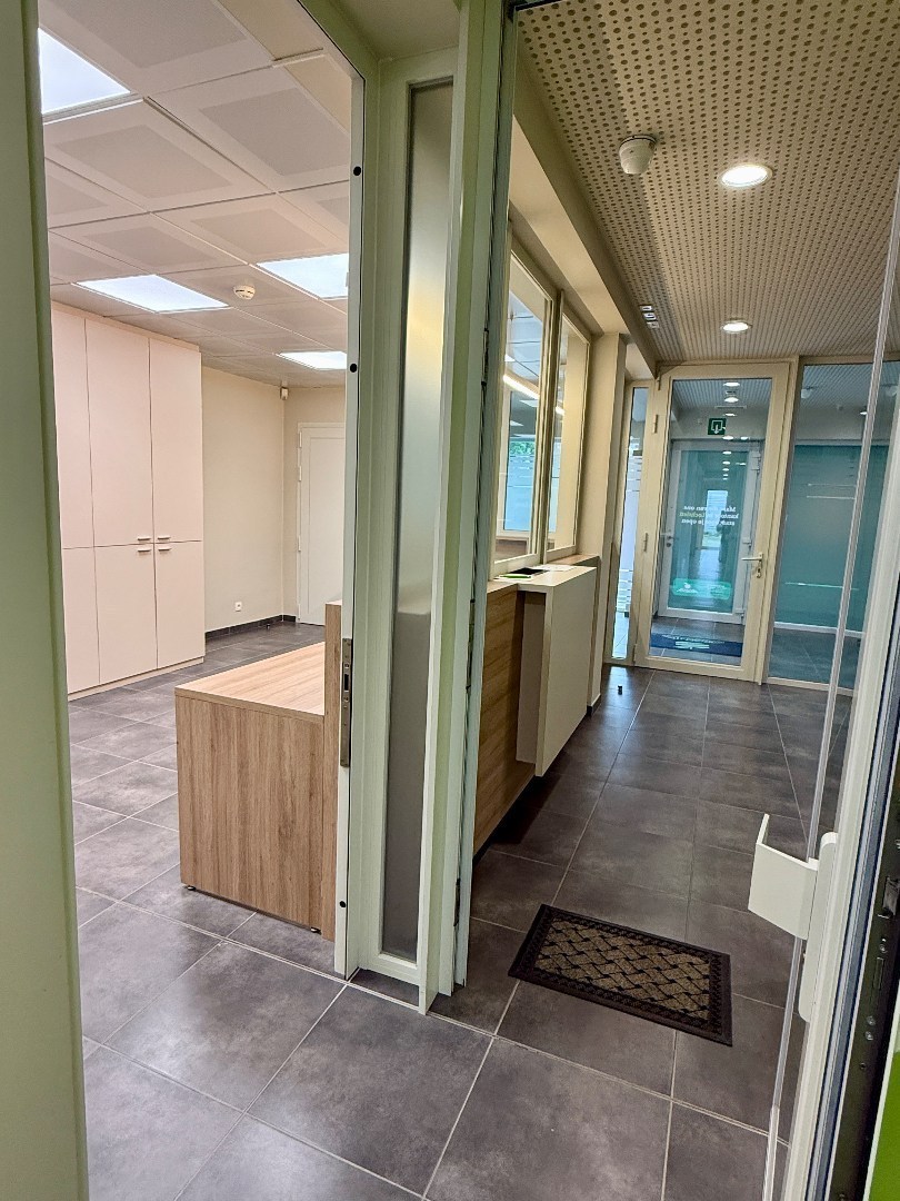 Modern handelpand/kantoor in centrum Oostakker (Gent) 