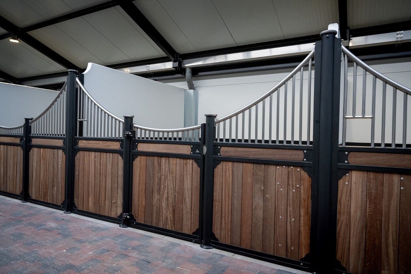 Exclusive professional equestrian accommodation (new construction) with villa on approximately 9 hectares in Neerpelt. 