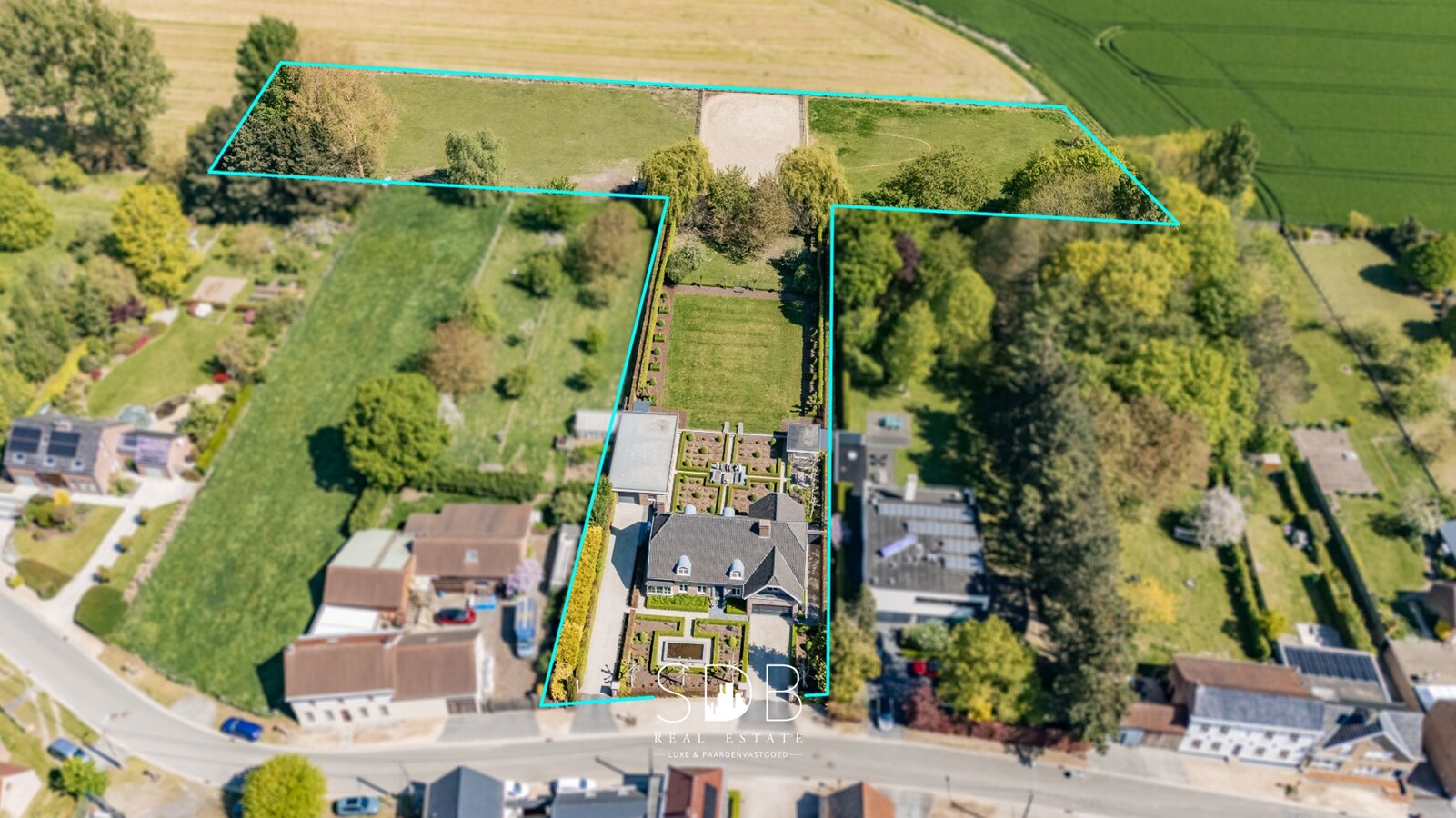 Prachtige stijlvolle woning met bijgebouwen, buitenpiste en graslanden 