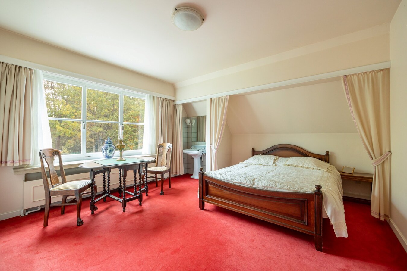 Klassieke villa op een perceel van 3.890 m² met een straatbreedte van 40 meter en Zuid-Oriëntatie te Schilde 