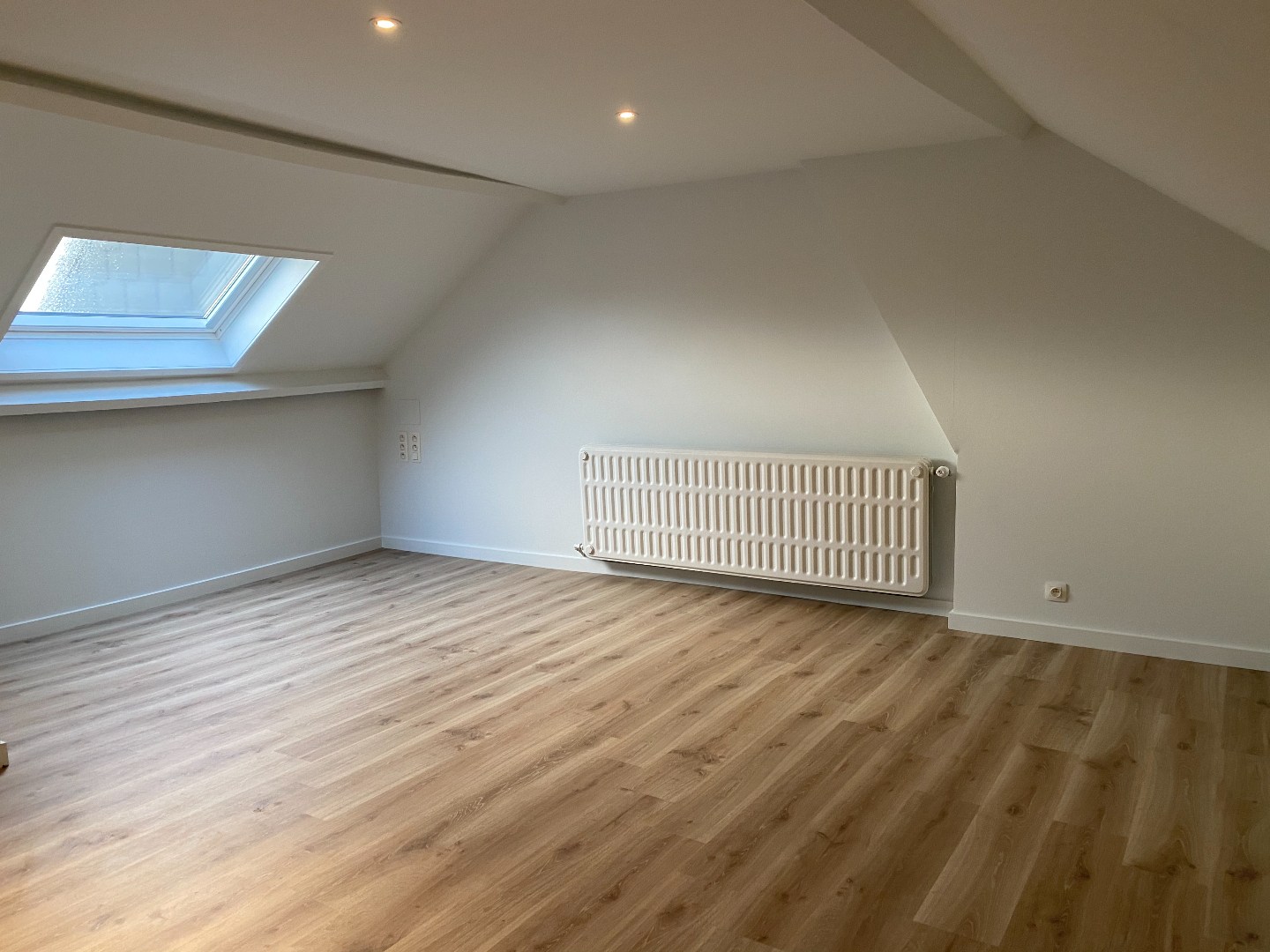 Verrassend ruime en gerenoveerde stadswoning met garage en uitweg! 
