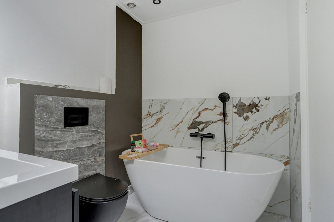 DIT BETREFT EEN WONING MET BIEDEN VANAF PRIJS  € 350.000 K.K. 