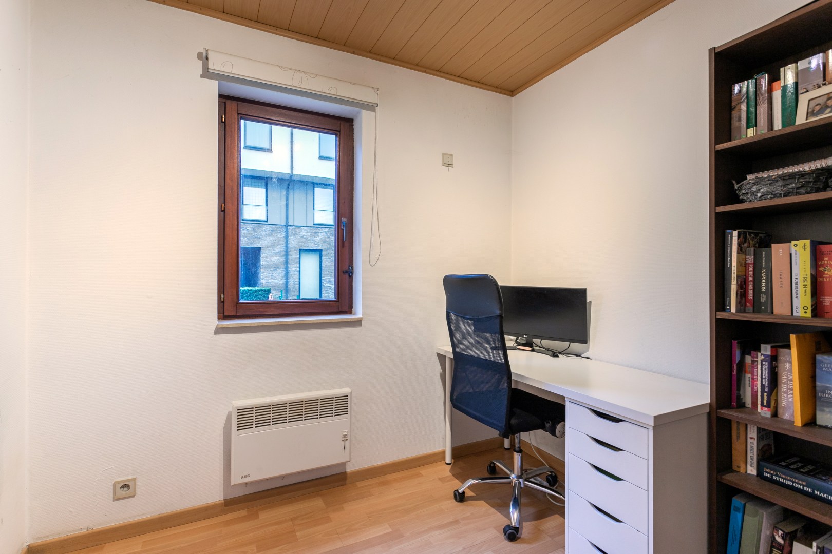 Op te frissen bungalow met 2 slaapkamers, garage en tuin op topligging in Halle 