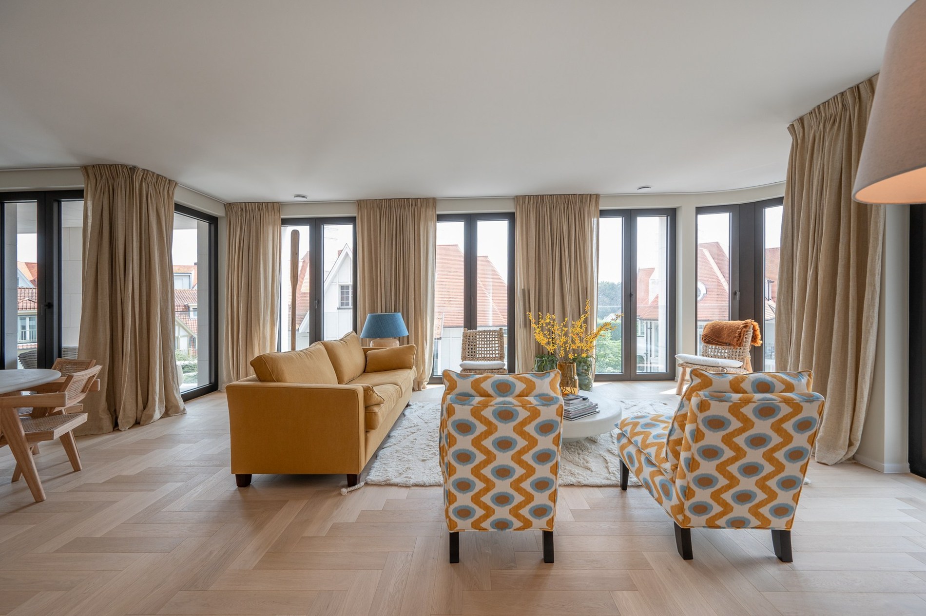 Au deuxième étage de la résidence exclusive Triangle Vert, un bâtiment inspiré de l'emblématique Flat Iron à New York, vous trouverez cet appartement d'angle exceptionnel. 