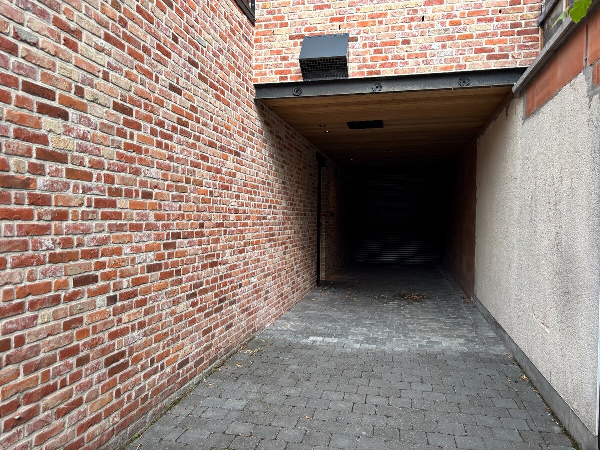 Instapklaar handelsgelijksvloers 90 m² met ruim terras  in het centrum Sint-Antonius naast Bpost. 